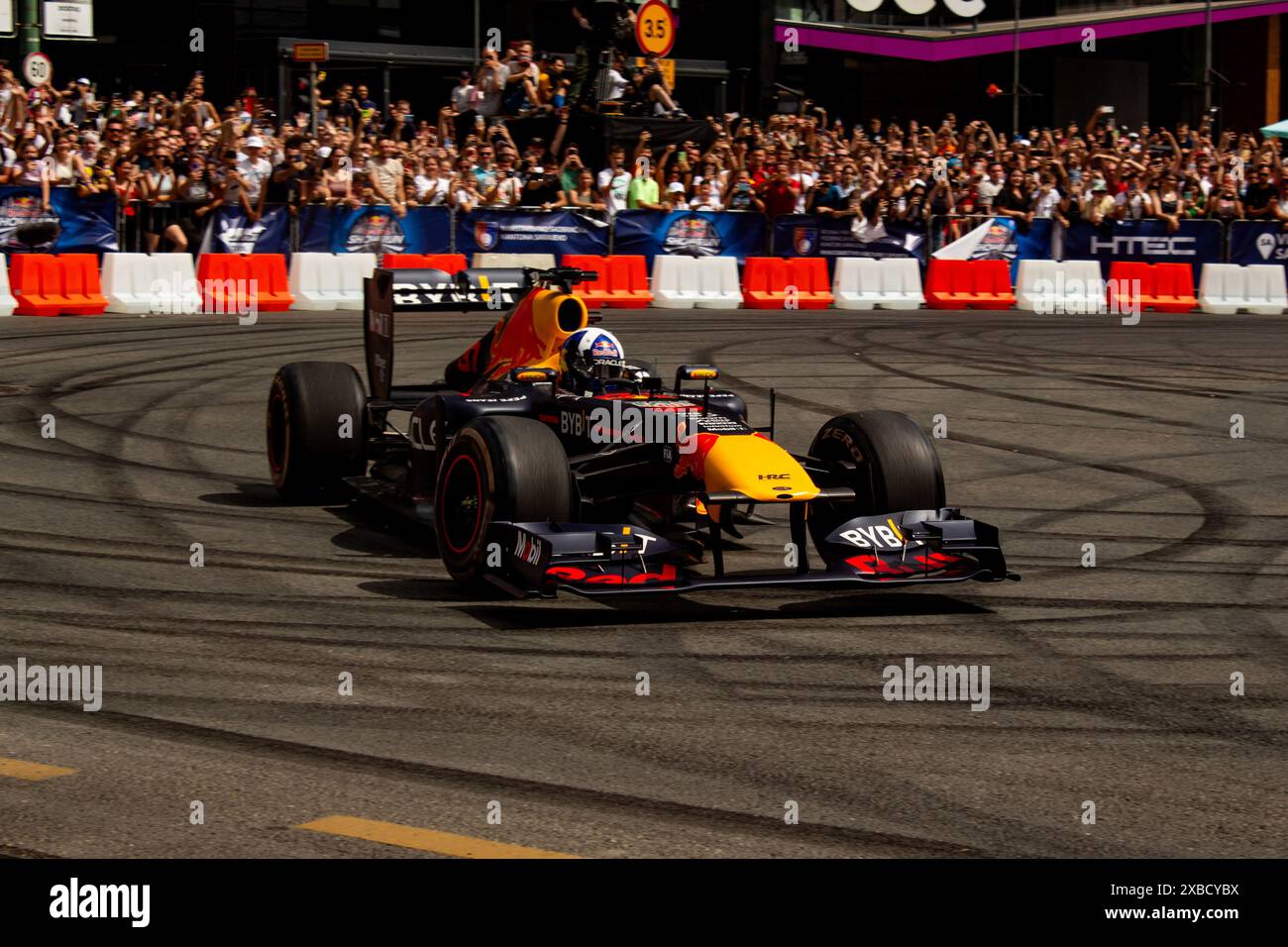 Formule 1 voiture Red Bull dans la rue Banque D'Images