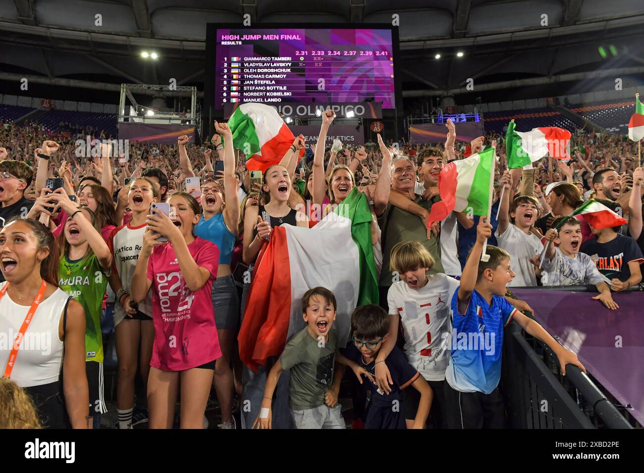 Rome, Italie. 11 juin 2024. Les fans se déchaînent alors que Gianmarco Tamberi bat un record du championnat de saut en hauteur masculin aux Championnats d'Europe d'athlétisme, Stadio Olimpico, Rome, Italie - 11 juin 2024. Photo de Gary Mitchell/Alamy Live News crédit : Gary Mitchell, GMP Media/Alamy Live News Banque D'Images