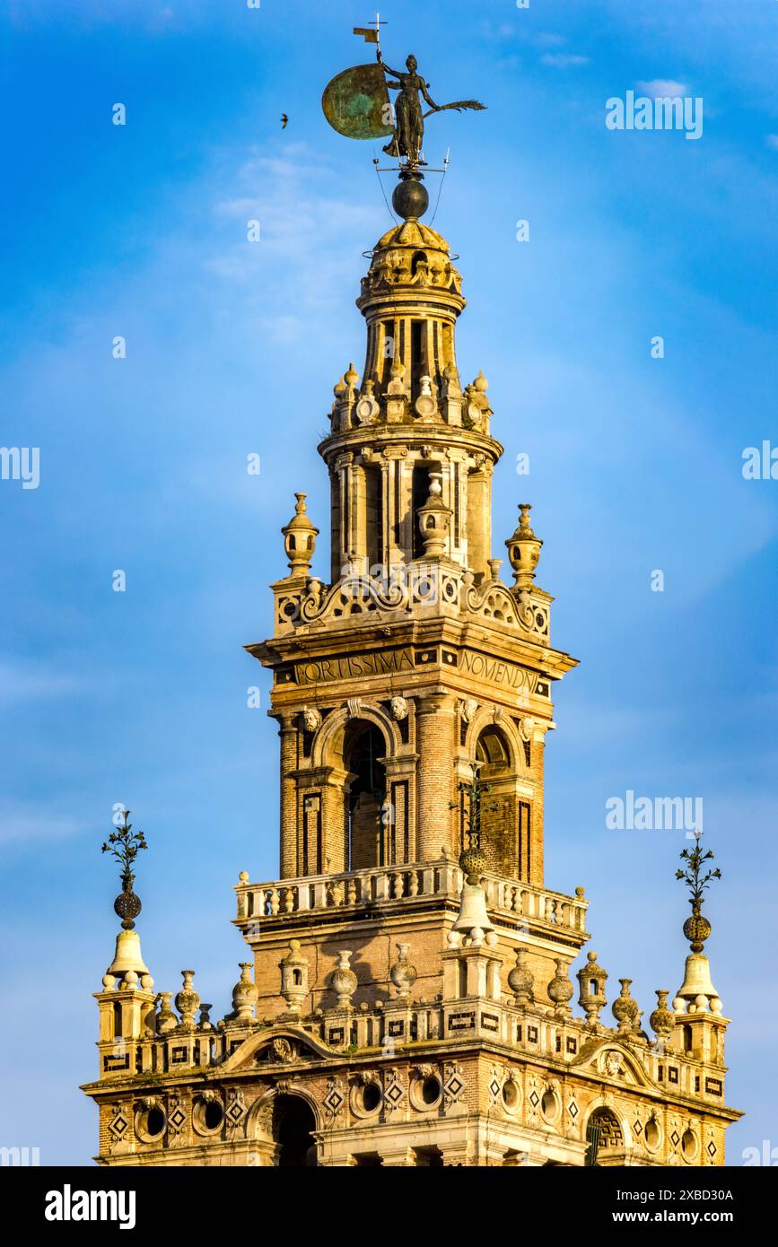 Gros plan de la statue de la foi au sommet de la Giralda, le clocher emblématique de Séville, en Espagne. Banque D'Images