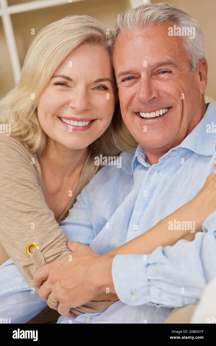 Attrayant couple de femme Senior en bonne santé à la maison souriant Banque D'Images