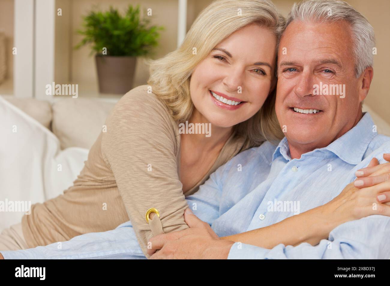 Attrayant couple de femme Senior en bonne santé à la maison souriant Banque D'Images