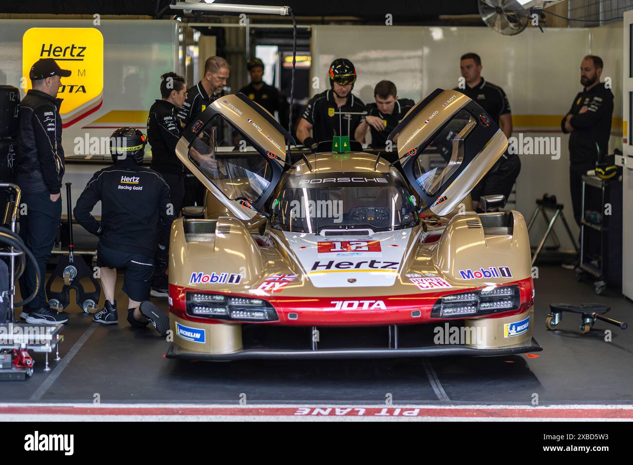 Le Mans, France, 11 juin 2024#12 Hertz Team Jota (GBR) Porsche 963 (HY) - William Stevens (GBR) / Callum Ilott (GBR) / Norman NATO (FRA) lors de la 92ème édition des 24 heures du Mans, 4ème manche du Championnat du monde d'Endurance FIA WEC 2024, circuit ambiance, circuit des 24H du Mans, 11 juin 2024 au Mans, France. Photo Kristof Vermeulen/Agence MPS crédit Agence MPS/Alamy Live News Banque D'Images