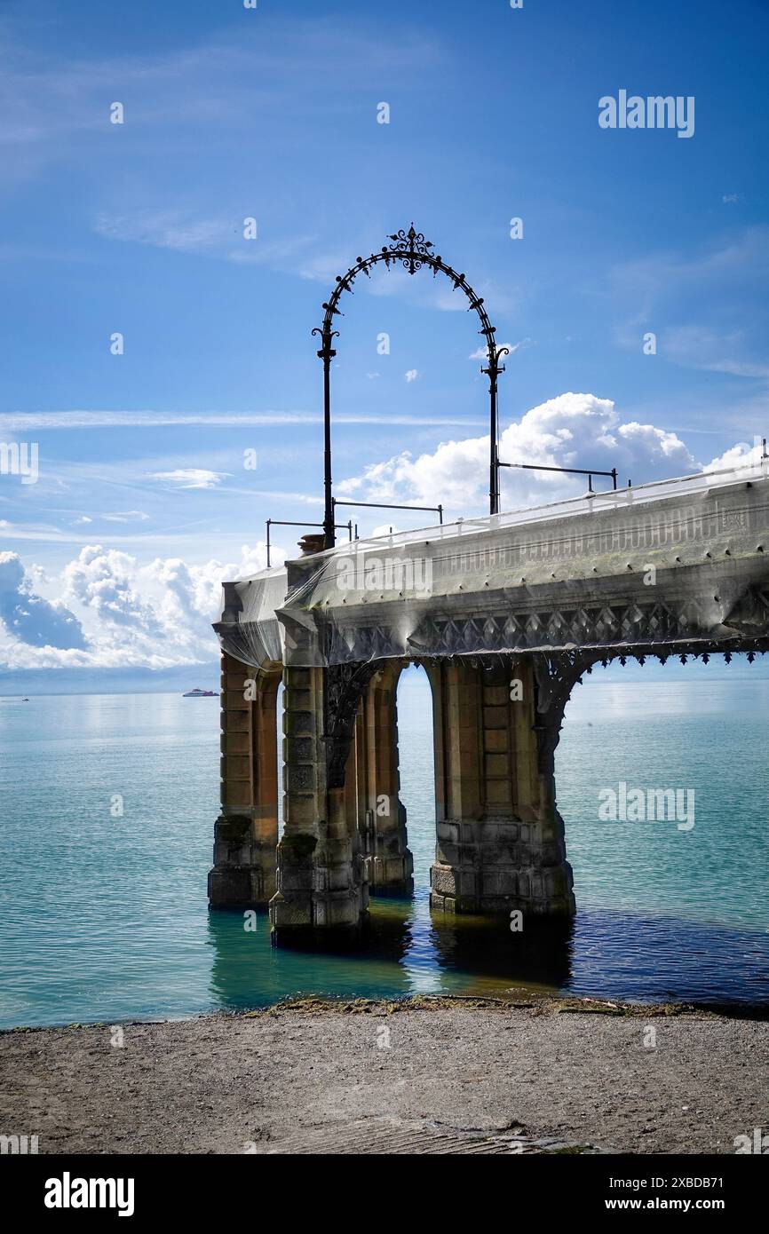 Un pont au-dessus de l'eau en plein jour Banque D'Images