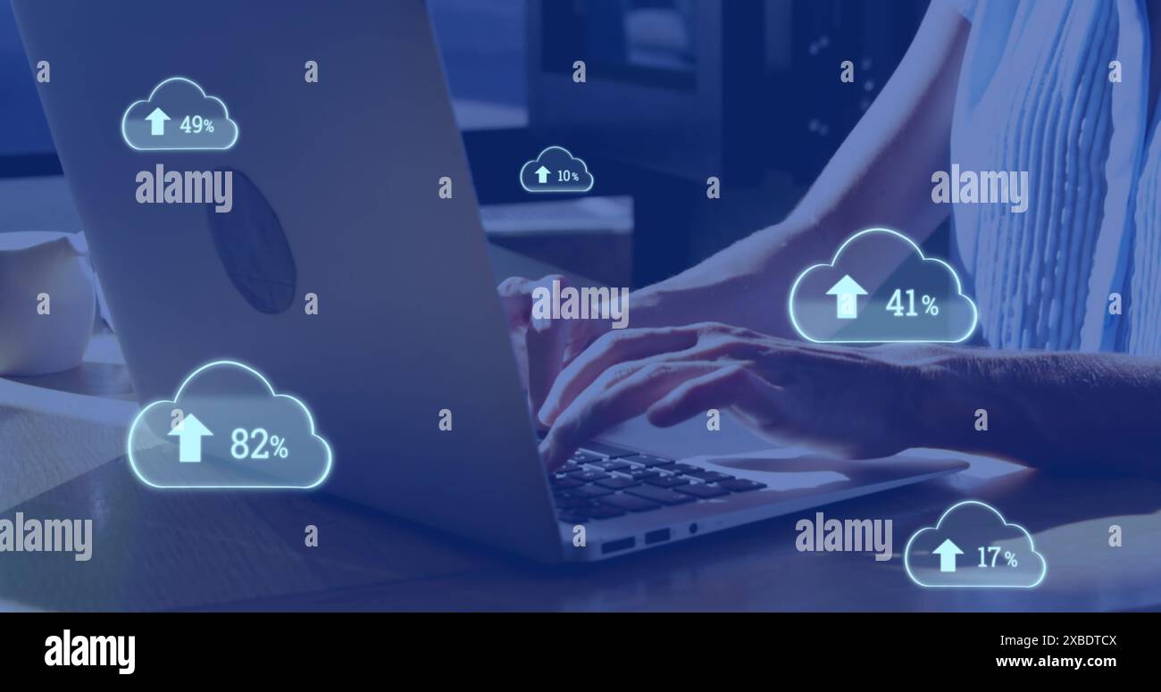 Image d'icônes de nuage avec un nombre croissant de femmes caucasiennes utilisant un ordinateur portable Banque D'Images