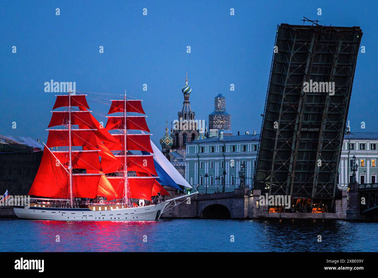 Pétersbourg, Russie. 11 juin 2024. Brig 'Russia', un navire à deux mâts symbole de la fête des anciens Scarlet Sails, naviguant le long de la rivière Neva à travers le pont surélevé de la Trinité avec pour toile de fond l'église du Sauveur sur le sang versé lors d'une répétition pour les vacances. La fête Scarlet Sails est un grand événement traditionnel qui a lieu chaque année à Pétersbourg pour célébrer la remise des diplômes des étudiants des établissements d'enseignement supérieur. Crédit : SOPA images Limited/Alamy Live News Banque D'Images