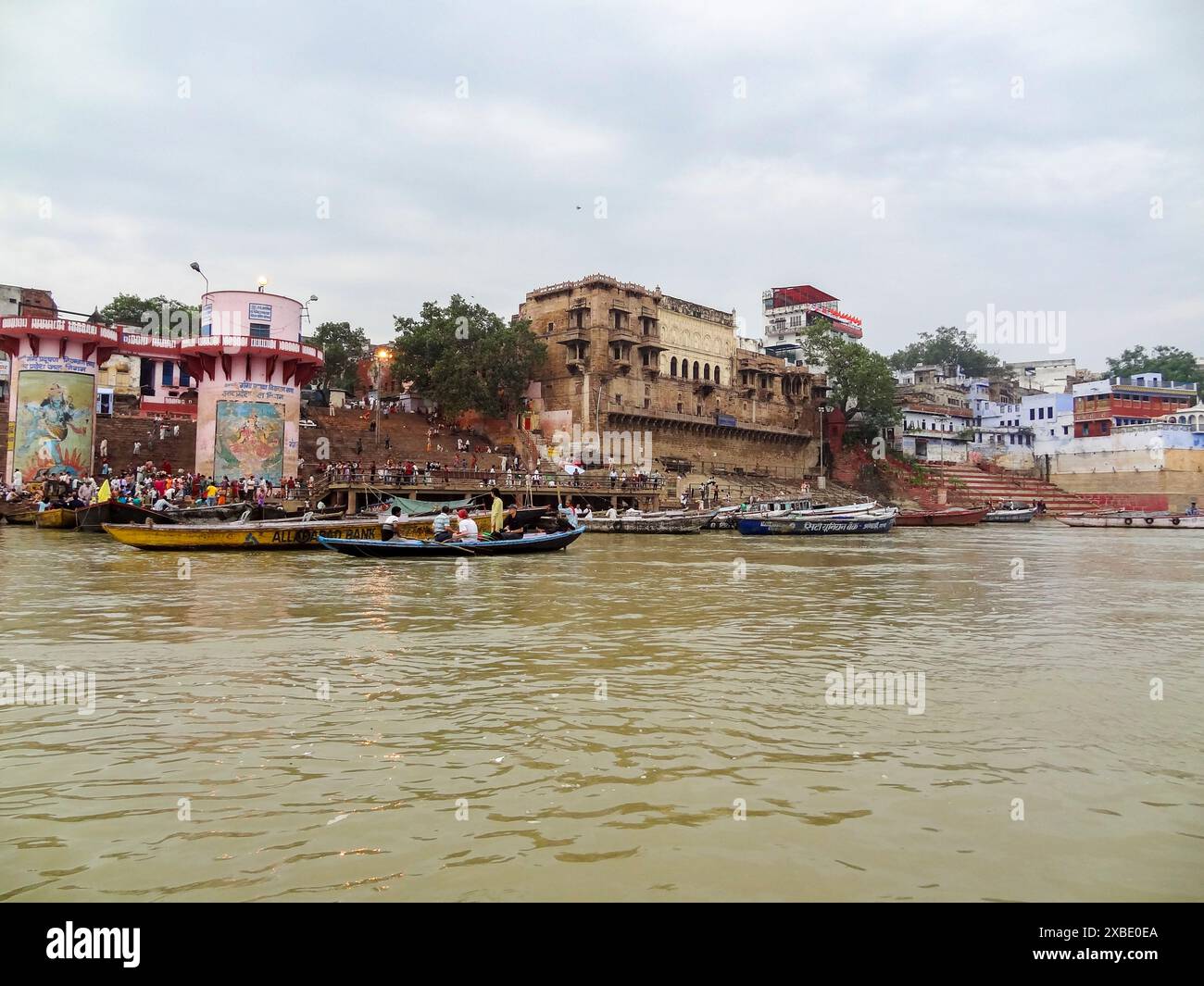 Bateaux, gats et personnes au bord du Gange à Varanasi, Inde Banque D'Images