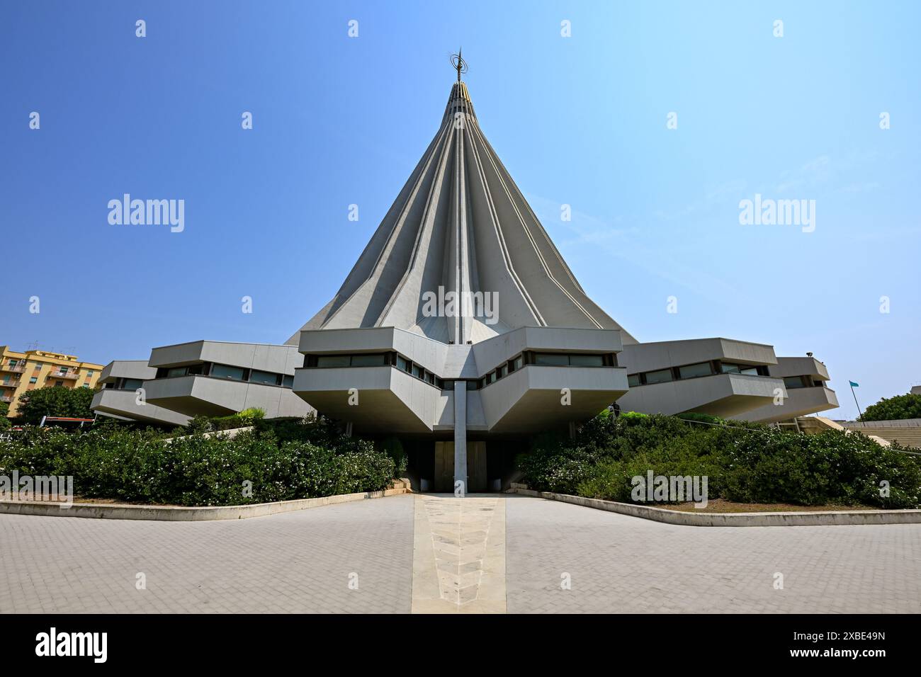 Basilique de la Madonna delle Lacrime à Syracuse, Sicile, Italie. Il s'agit d'une église sanctuaire catholique romaine du XXe siècle. Banque D'Images
