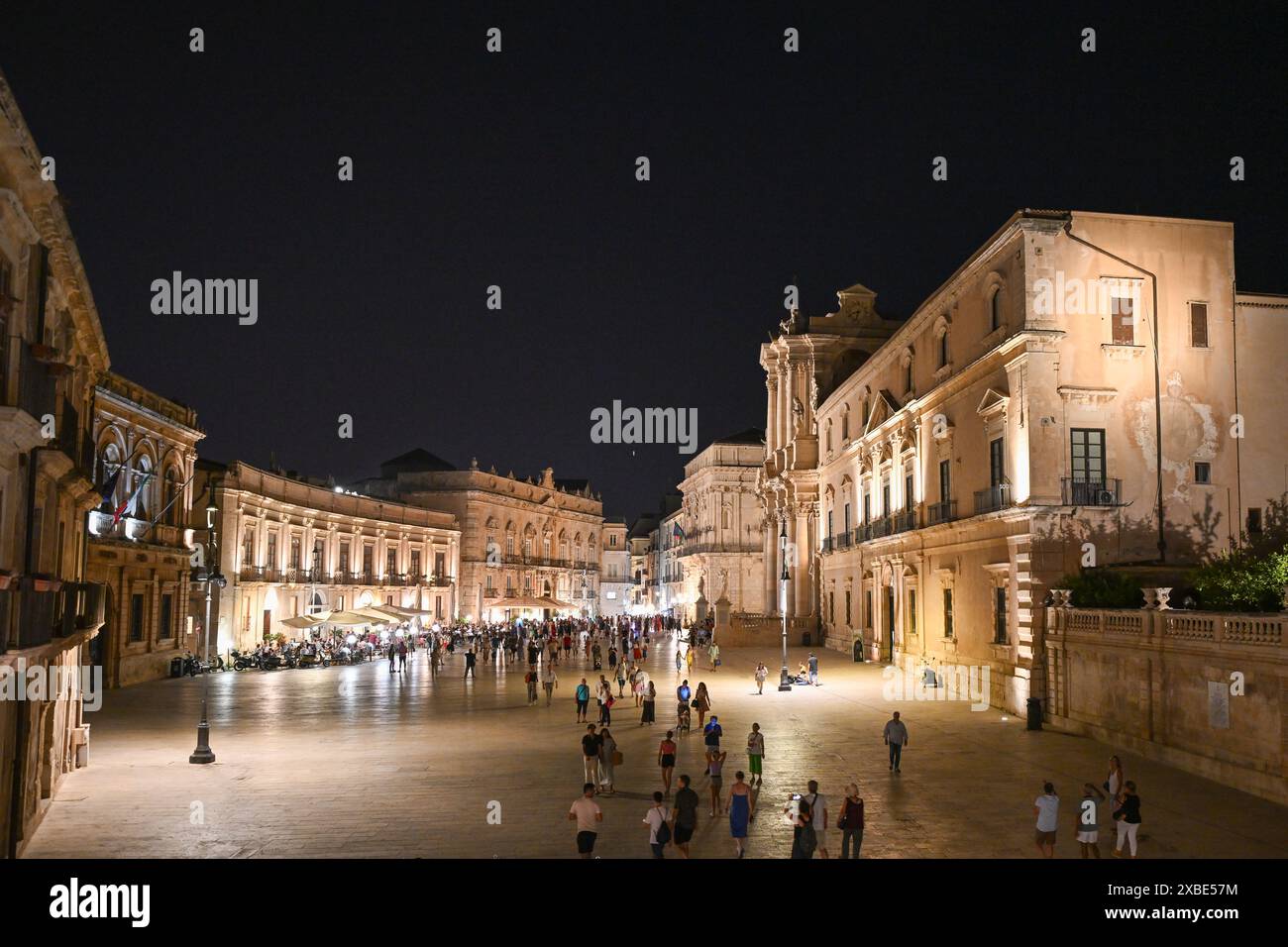 Syracuse, Italie - 24 août 2023 : Piazza del Duomo au crépuscule Syracuse, Sicile, Italie Banque D'Images
