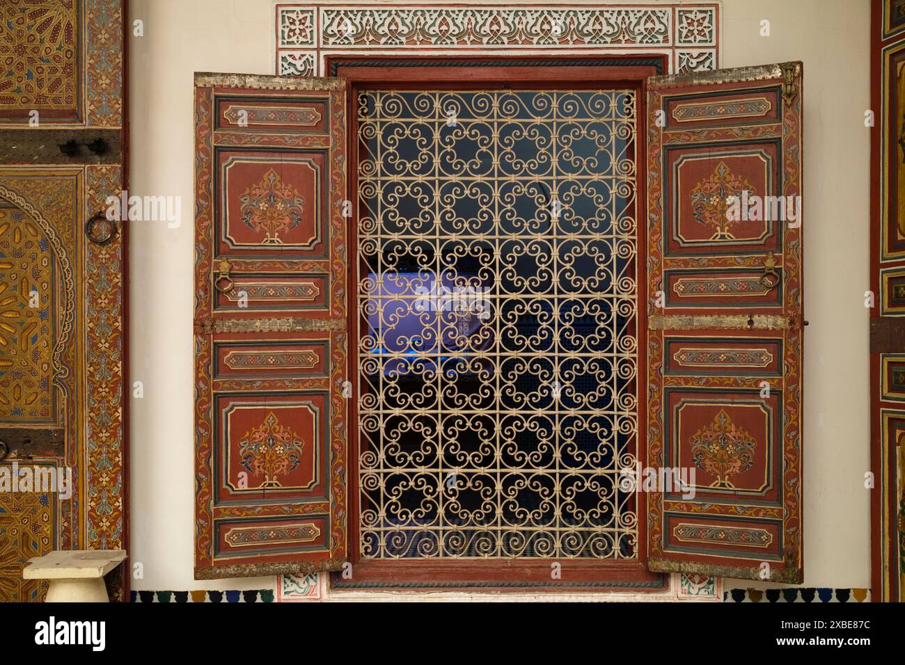 Maroc : une fenêtre et des volets au Musée de Marrakech (Musée de Marrakech), Médina de Marrakech, Marrakech. Le musée se trouve dans le palais Dar Mnebhi, construit au début du XXe siècle. Il abrite l'art historique et l'art contemporain de tout le Maroc. Banque D'Images