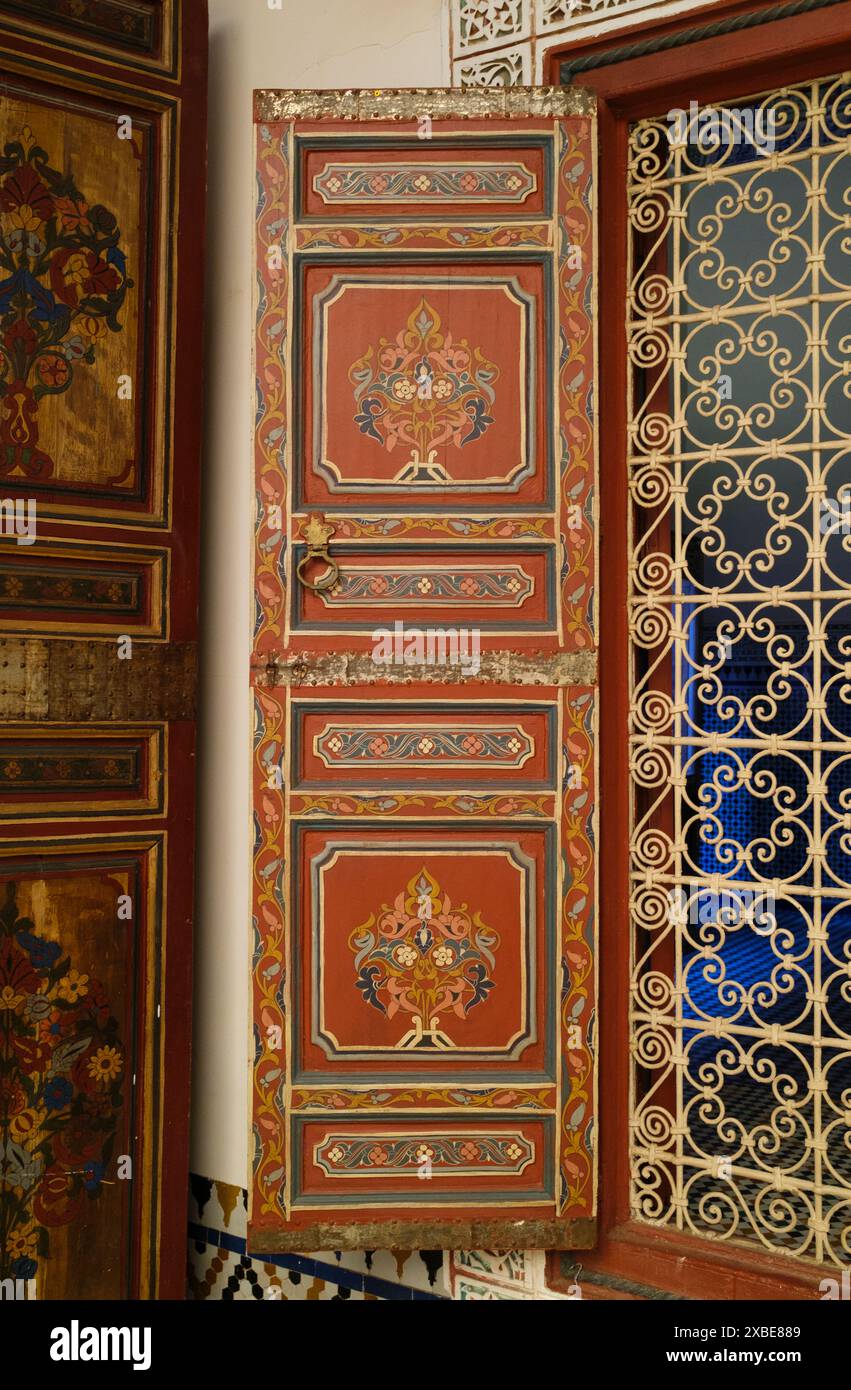 Maroc : une fenêtre et un volet au Musée de Marrakech (Musée de Marrakech), Médina de Marrakech, Marrakech. Le musée se trouve dans le palais Dar Mnebhi, construit au début du XXe siècle. Il abrite l'art historique et l'art contemporain de tout le Maroc. Banque D'Images