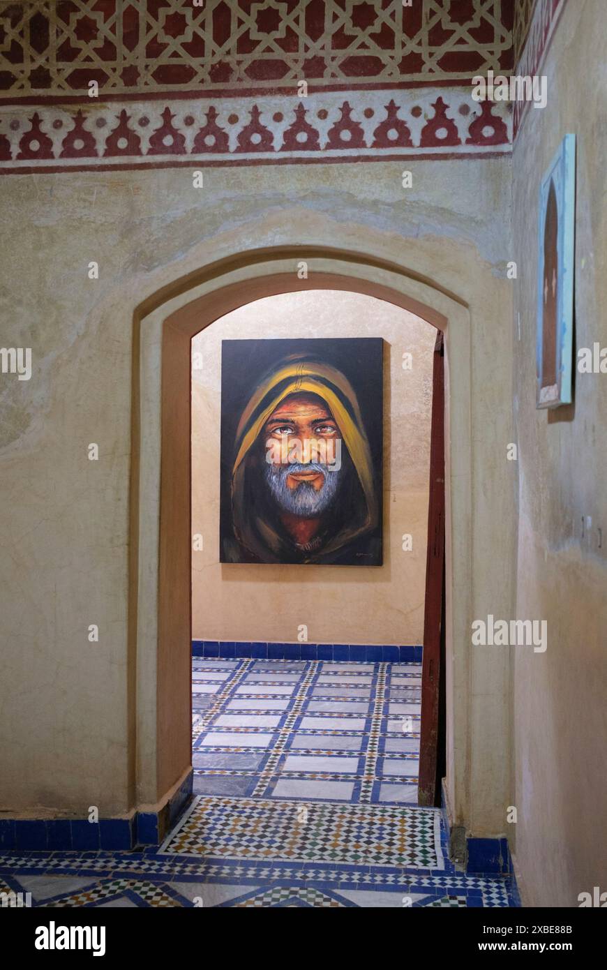 Maroc : un portrait d'un homme berbère au Musée de Marrakech, Médina de Marrakech, Marrakech. Le musée se trouve dans le palais Dar Mnebhi, construit au début du XXe siècle. Il abrite l'art historique et l'art contemporain de tout le Maroc. Banque D'Images