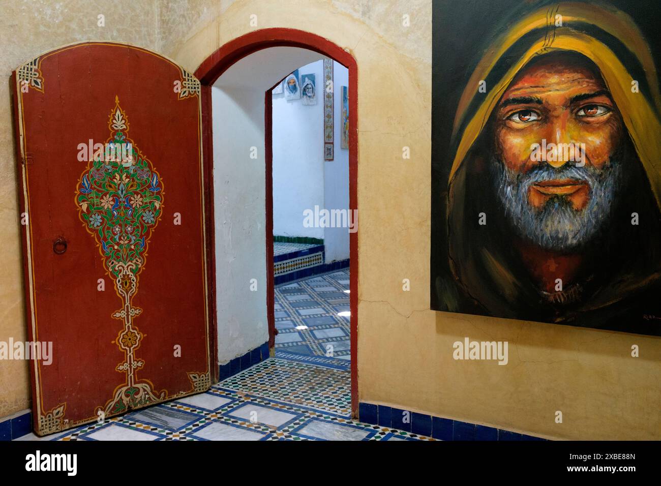 Maroc : un portrait d'un homme berbère au Musée de Marrakech, Médina de Marrakech, Marrakech. Le musée se trouve dans le palais Dar Mnebhi, construit au début du XXe siècle. Il abrite l'art historique et l'art contemporain de tout le Maroc. Banque D'Images