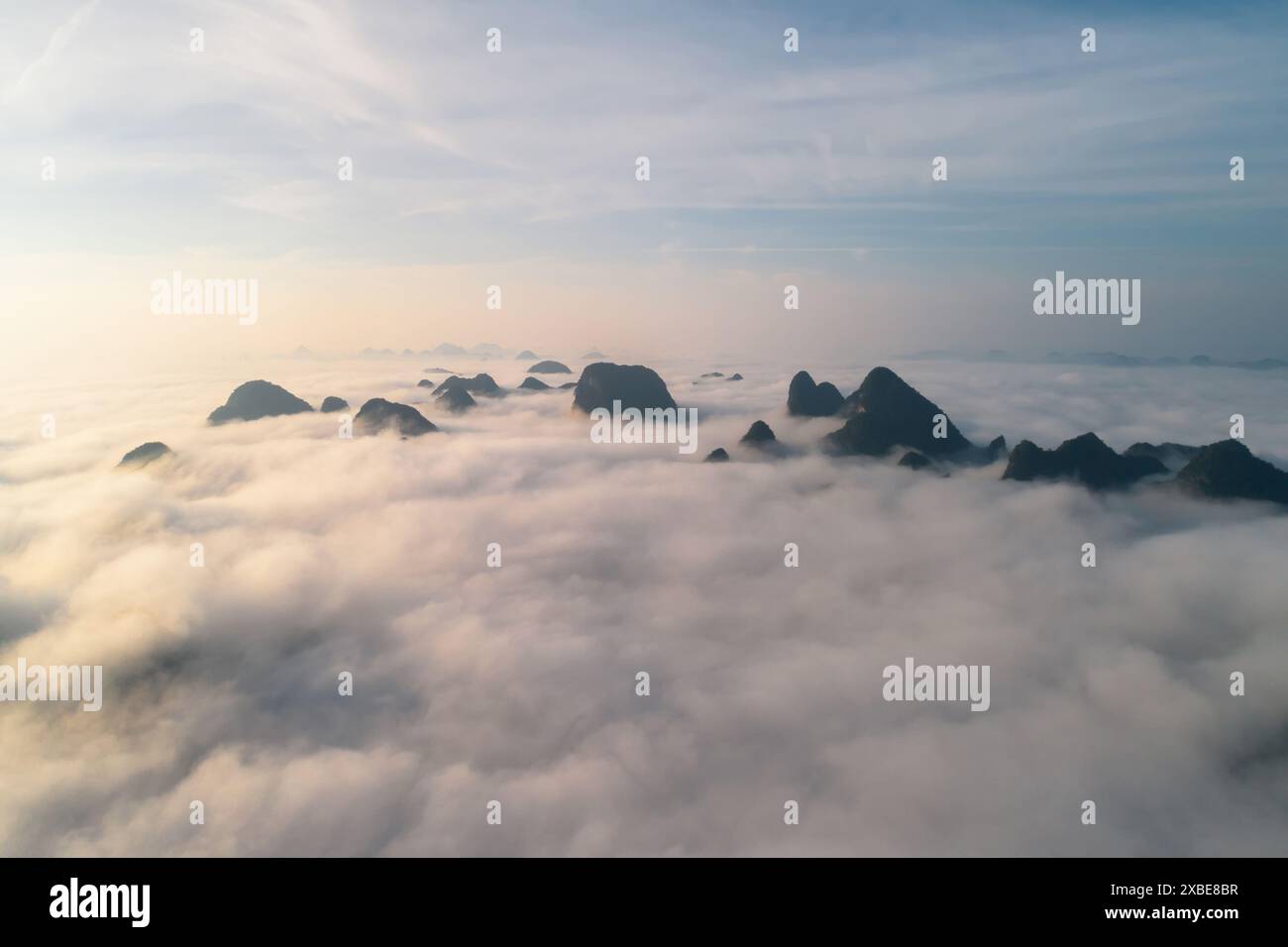 Photographie aérienne de la mer de ​​clouds au petit matin Banque D'Images