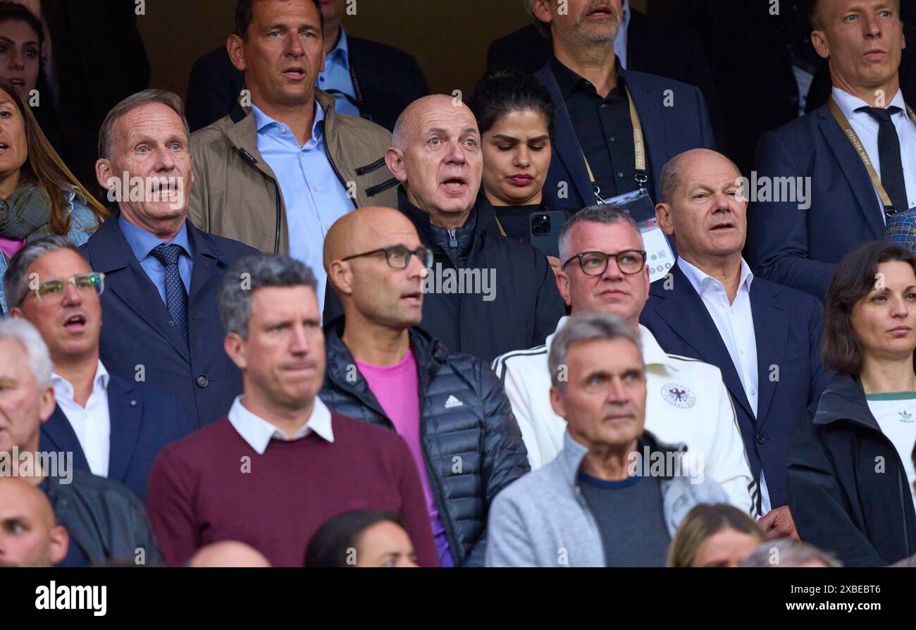 OLAF Scholz, Bundeskanzler Deutschland, Bernd Neuendorf, président de la DFB Association allemande de football, Hans-Joachim Watzke, directeur général de la BVB , membre de la DFB-Präsidium, vice-président de la DFB, chantent l'hymne dans le match amical ALLEMAGNE - UKRAINE 0-0 DEUTSCHLAND - UKRAINE en préparation aux Championnats d'Europe 2024 le 3 juin 2024 à Nürnberg, Allemagne. Photographe : Peter Schatz Banque D'Images