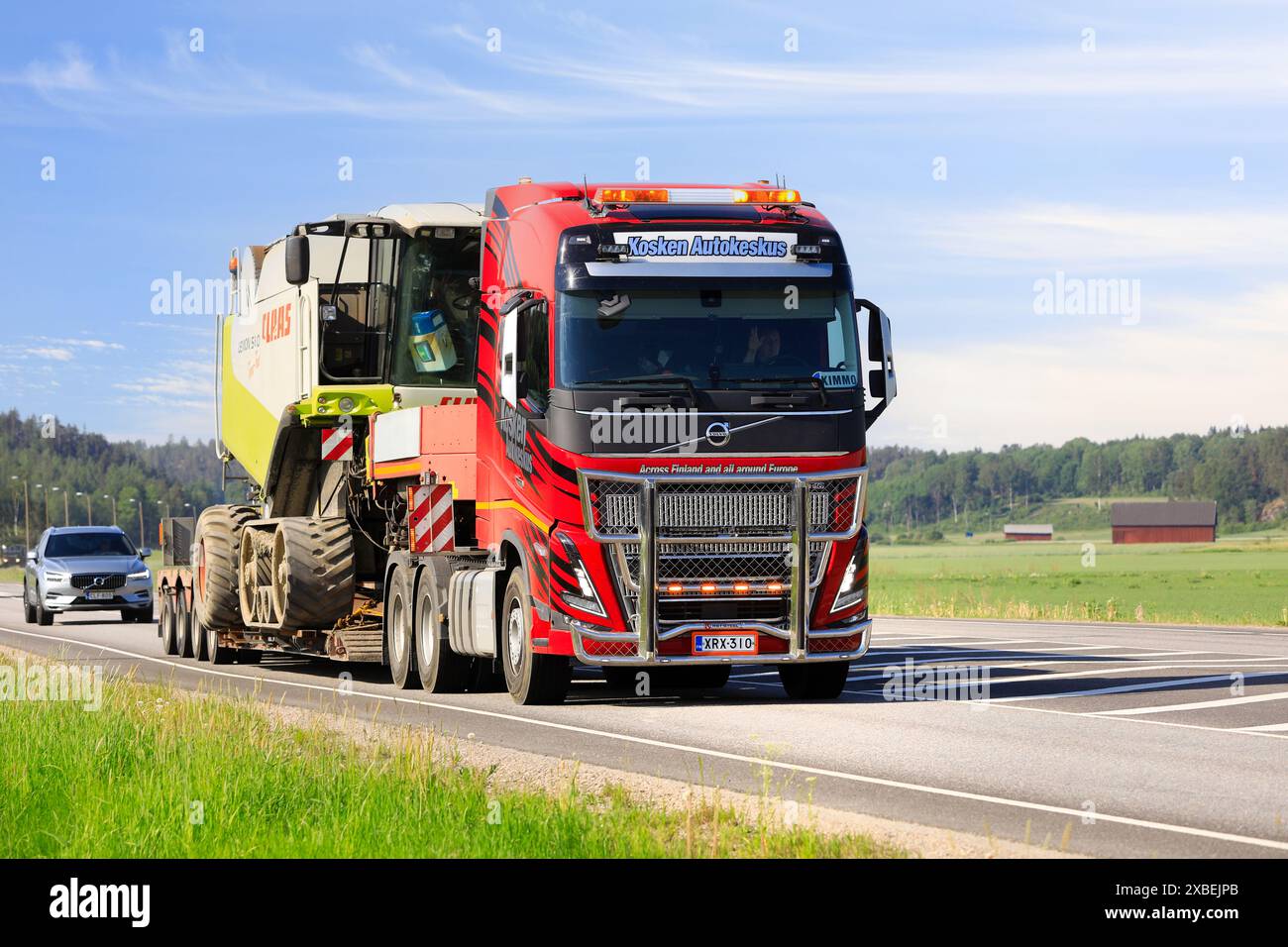 Remorque à chargement surbaissé VOLVO FH16 Kosken Autokeskus transporte la moissonneuse-batteuse CLAAS Lexion 560 comme charge exceptionnelle. Salo, Finlande. 31 mai 2024. Banque D'Images