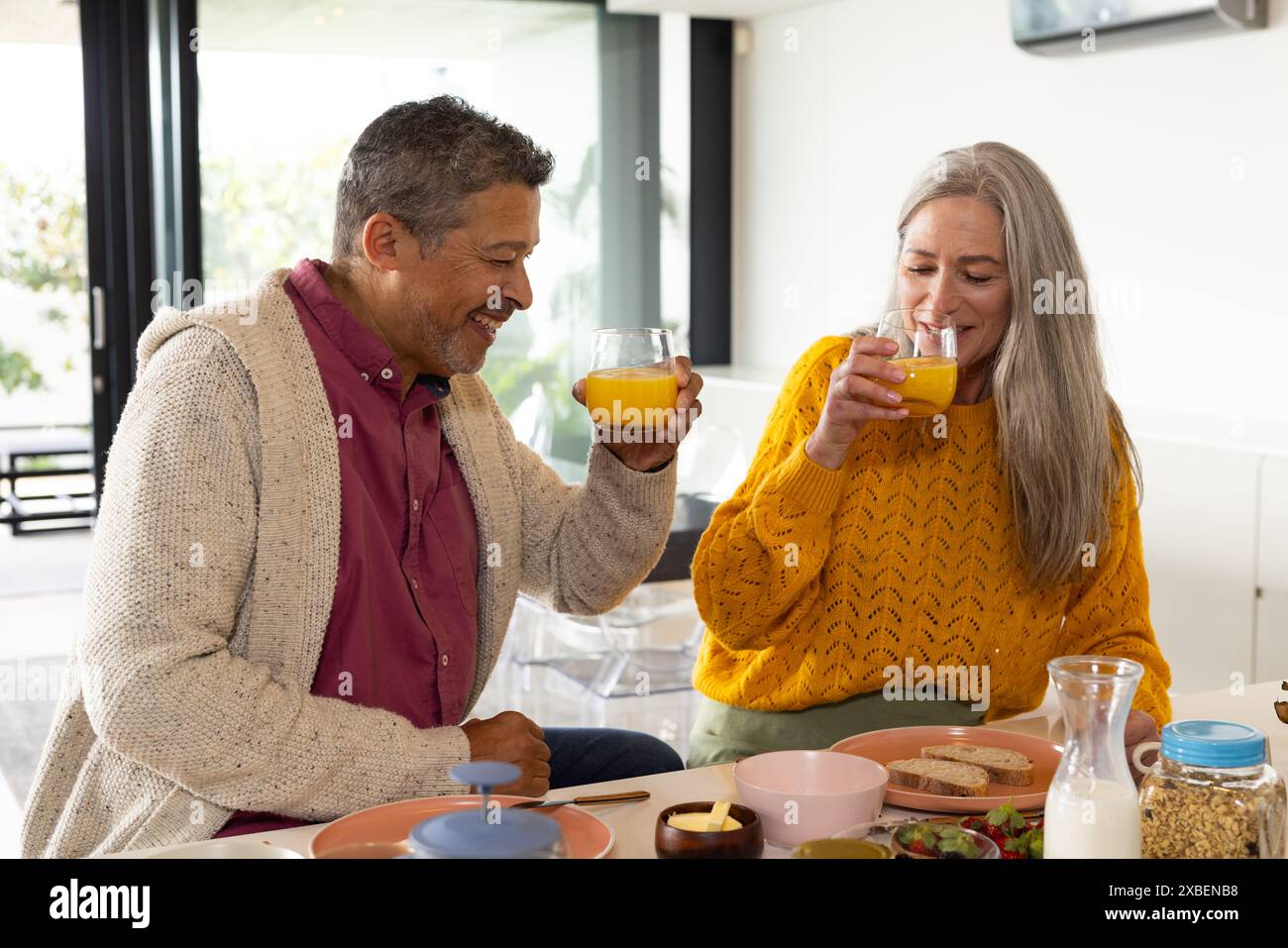 Un couple mature biracial appréciant le repas ensemble à la maison, à la maison Banque D'Images