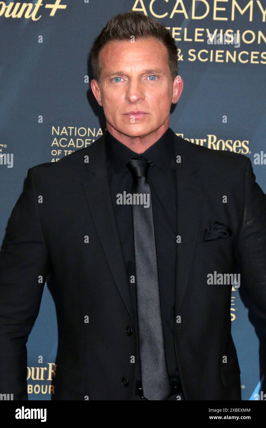 LOS ANGELES - 7 juin : Steve Burton arrive au 51e Daytime Emmy Awards à l'hôtel Bonaventure le 7 juin 2024 à Los Angeles, CA Banque D'Images