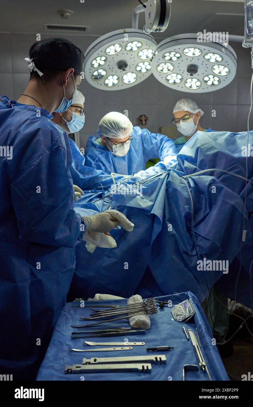 Équipe soignante pratiquant une chirurgie complexe Banque D'Images