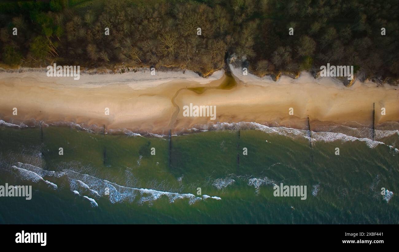 Perspective drone : littoral déserté, lueur heure dorée. Banque D'Images