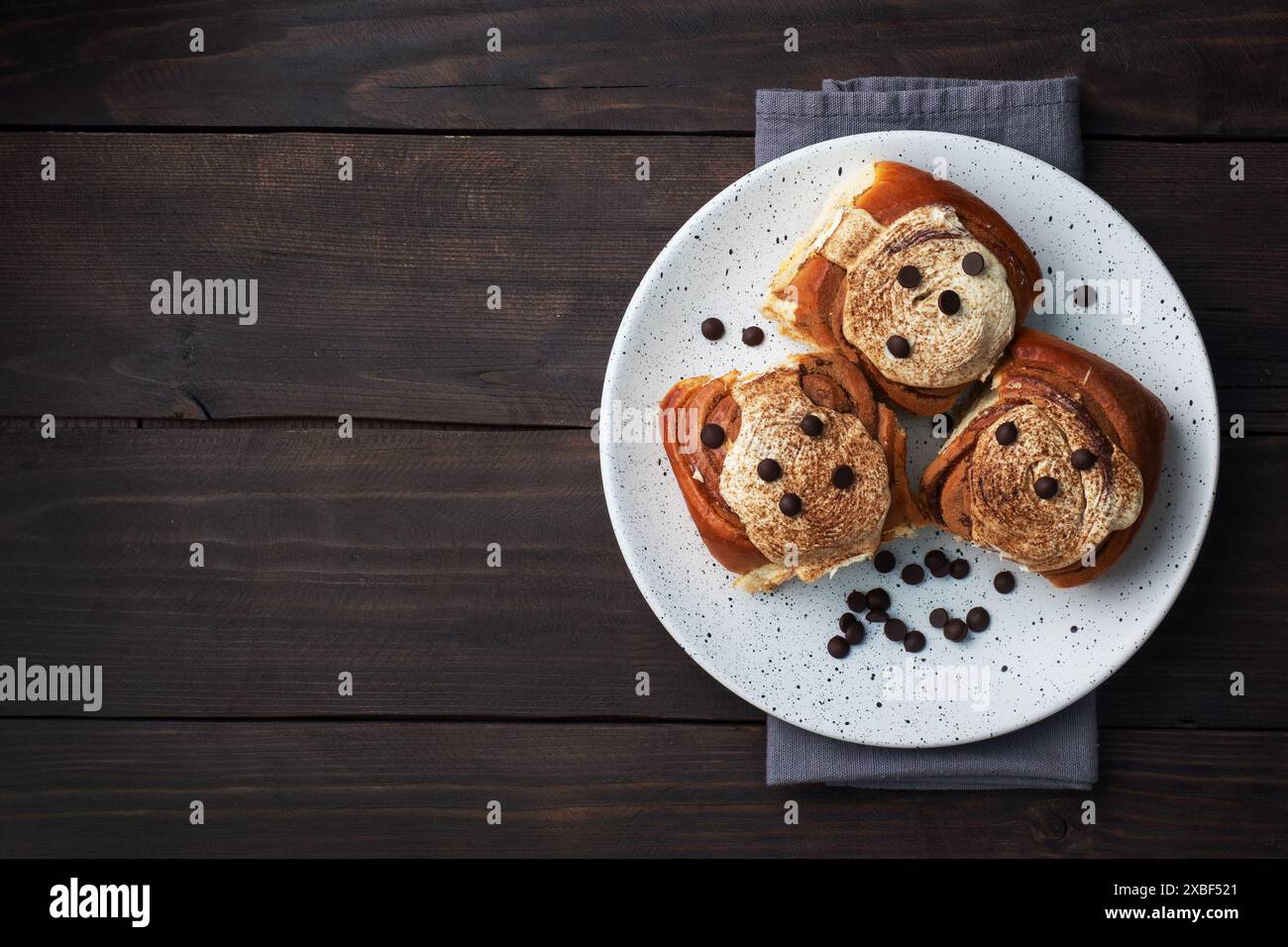 Kanelbulle petits pains à la cannelle avec crème au beurre sur une table en bois rustique. Viennoiseries maison, vue de dessus, espace photocopie. Banque D'Images Kanelbulle petits pains à la cannelle avec crème au beurre sur une table en bois rustique. Viennoiseries maison, vue de dessus, espace photocopie. Banque D'Images