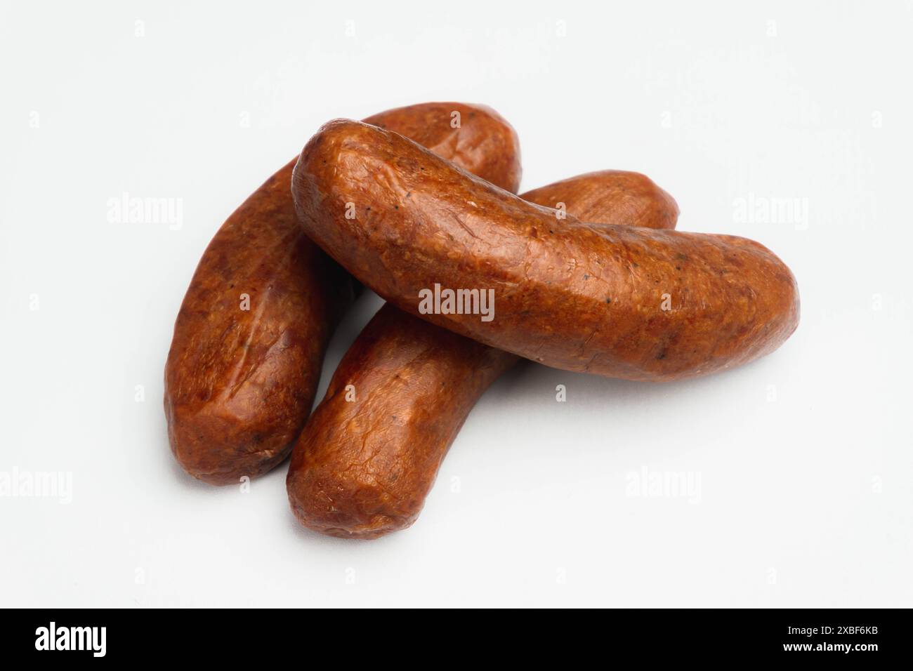 pile de saucisse de boeuf fumé rouge isolée sur un fond blanc Banque D'Images