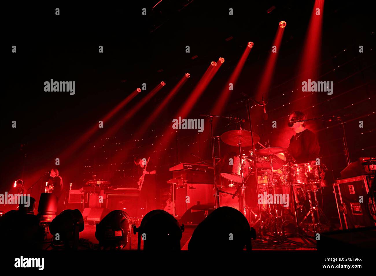 Thom Yorke, Jonny Greenwood und Tom Skinner, v.l., von der Band The Smile BEI einem Konzert in der Uber Eats Music Hall in Berlin, 11. Juni 2024. The Smile Konzert Berlin *** Thom Yorke, Jonny Greenwood et Tom Skinner, de gauche à droite, du groupe The Smile lors d'un concert au Uber Eats Music Hall de Berlin, le 11 juin 2024 The Smile concert Berlin Banque D'Images