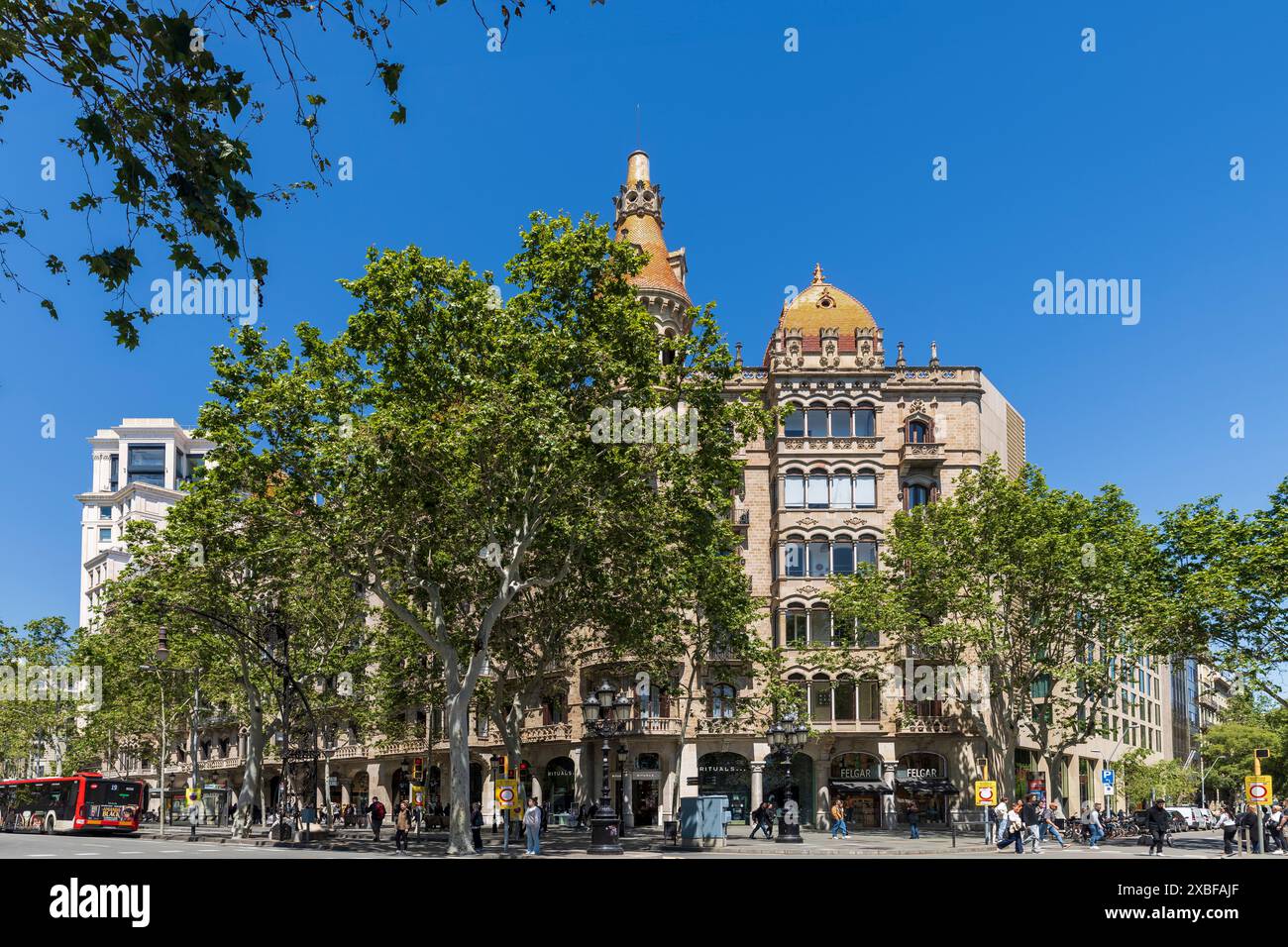 Barcelone, ​​Spain - 2 mai 2024, immeuble dans le quartier de l'Eixample à g. de Gràcia, 8-10, 10, L'Eixample avec boutiques et hôtels. Banque D'Images