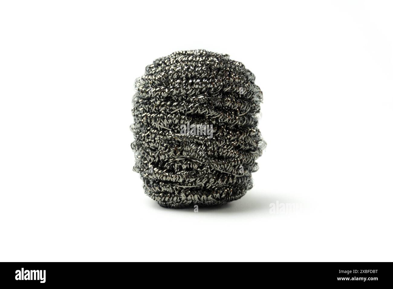 Épurateurs de laine d'acier ou épurateurs d'acier inoxydable isolés sur fond blanc Banque D'Images