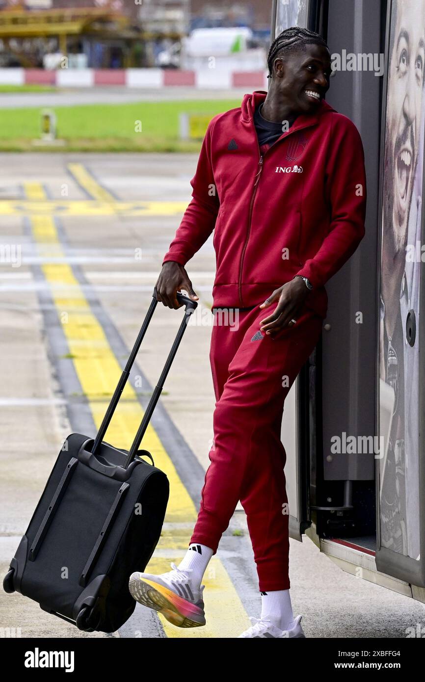 Zaventem, Belgique. 12 juin 2024. Le belge Amadou Onana photographié lors du départ de l'équipe nationale belge de football Red Devils en Allemagne pour les Championnats d'Europe de football Euro 2024, à l'aéroport international de Bruxelles, à Zaventem, mercredi 12 juin 2024. Les Red Devils jouent dans le groupe F aux Championnats d'Europe Euro 2024 en Allemagne. BELGA PHOTO DIRK WAEM crédit : Belga News Agency/Alamy Live News Banque D'Images