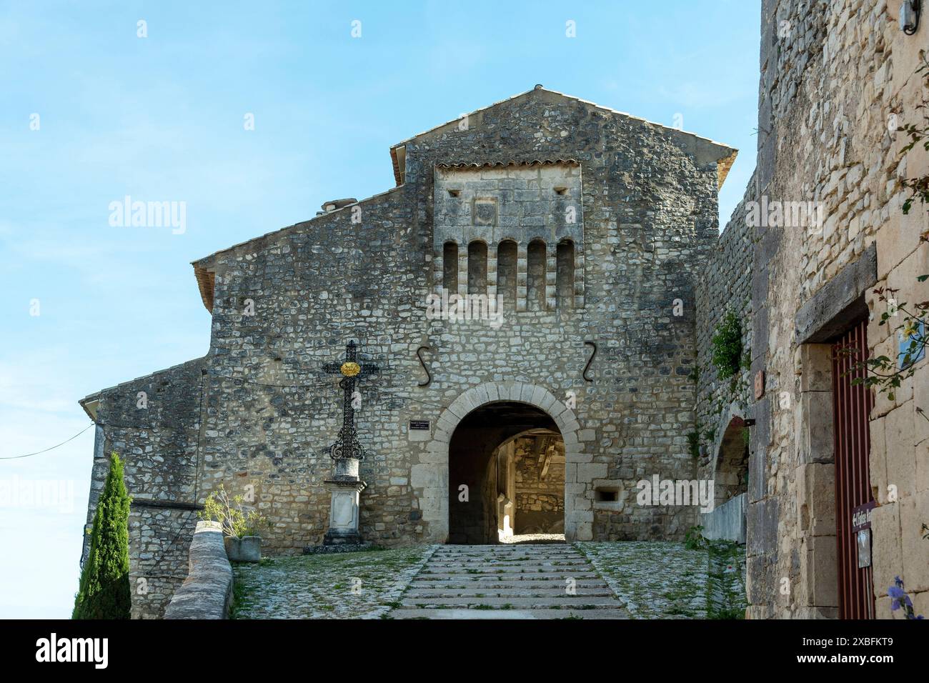 Banon. porte du xve siècle de l'enceinte fortifiée classée monument historique. Alpes-de-haute-Provence. Provence-Alpes-Côte d'Azur. France Banque D'Images