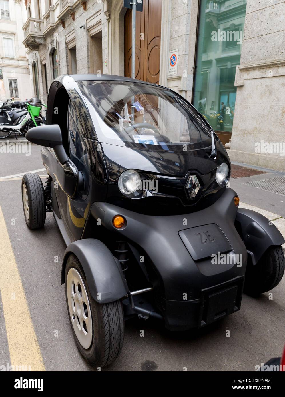 Italie, Milan, 12 juin 2024 - Renault Twizy voiture écologique conceptuelle compacte moderne Banque D'Images