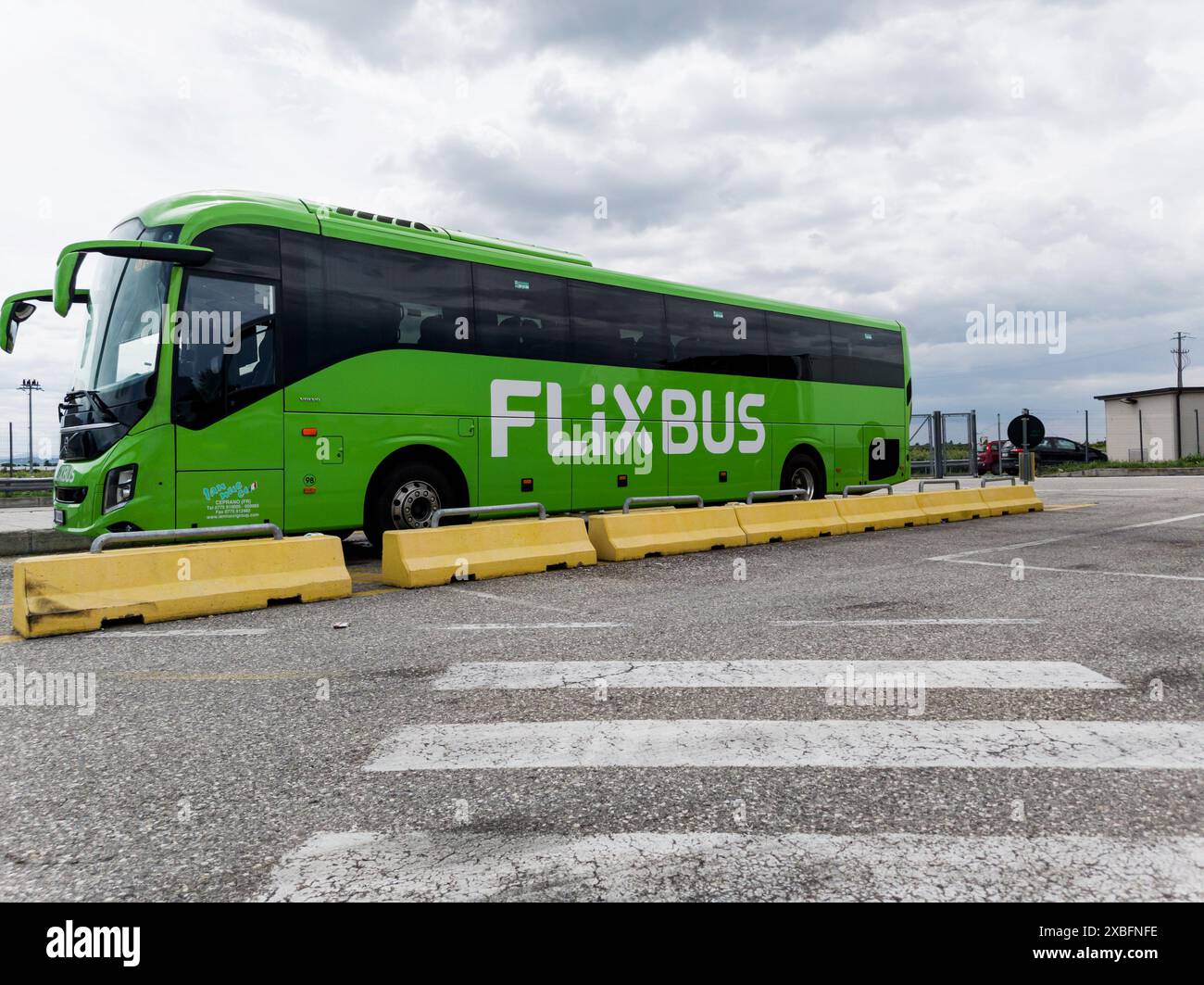 Italie, Rimini, 12 juin 2024 - vue du vert flixbus - logo de la marque allemande et signe de texte de voyage touristique bus interurbain Banque D'Images