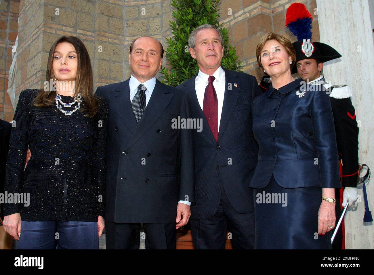 © Marco Merlini / LaPresse 04-06-2004 Roma Politica visite in Italia del Presidente USA George W. Bush - Villa Madama, cena offerta dal Presidente del Consiglio Berlusconi in Onore del Presidente americano Nella foto George W. Bush con la moglie Laura e il Presidente del Consiglio Silvio Berlusconi con la moglie Veronica Lario Banque D'Images