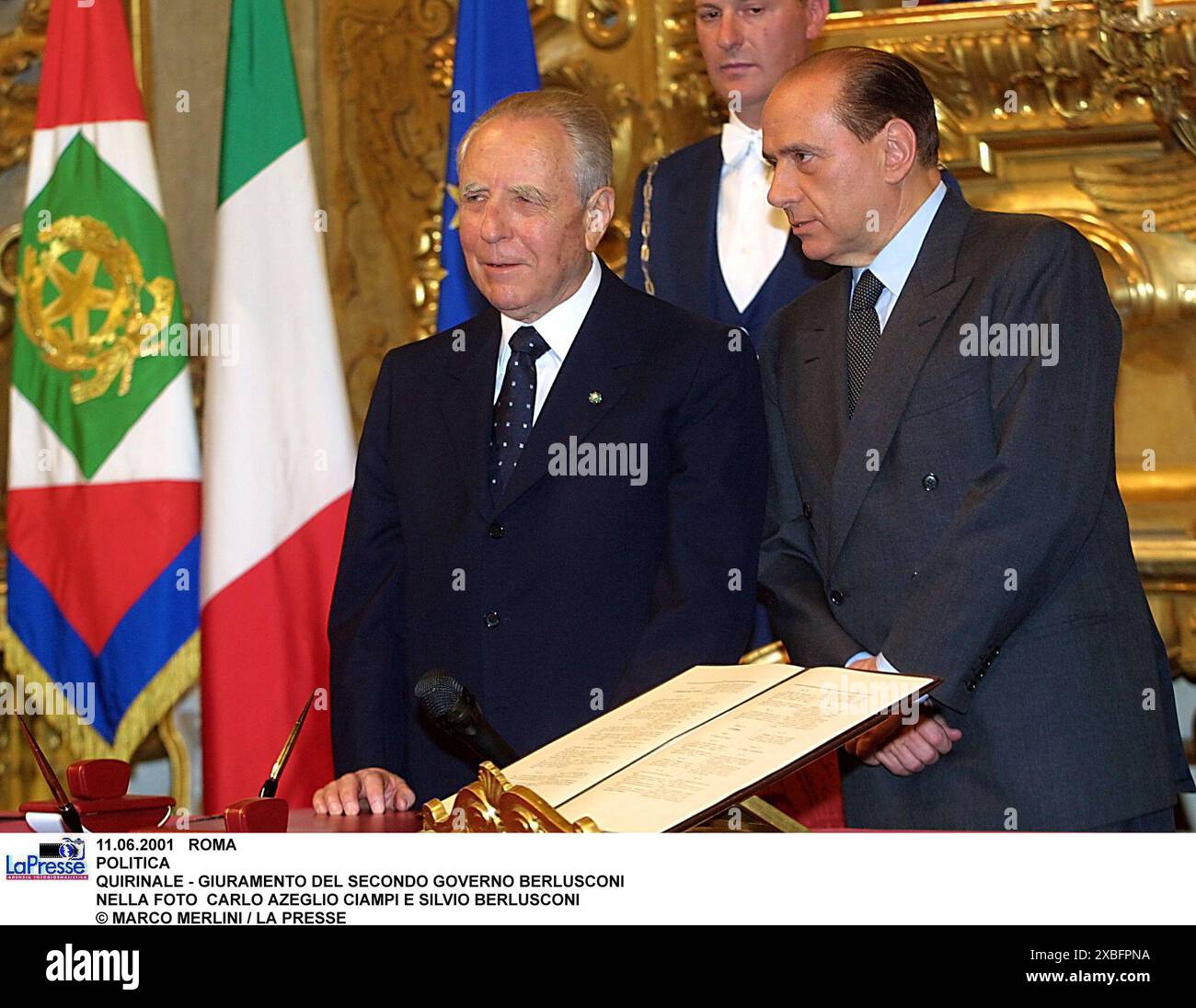 11.06.2001 ROMA POLITICA QUIRINALE - GIURAMENTO DEL SECONDO GOVERNO BERLUSCONI NELLA FOTO CARLO AZEGLIO CIAMPI E SILVIO BERLUSCONI © MARCO MERLINI / LA PRESSE Banque D'Images