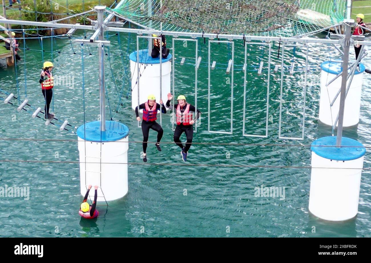 Sir Ed Davey (centre droit), leader des libéraux démocrates, tente un cours d'assaut flottant Aqua Jungle lors d'une visite à Spot-on-Wake à Henley-in-Arden, Warwickshire, alors qu'il est sur la piste de la campagne électorale générale. Date de la photo : mercredi 12 juin 2024. Banque D'Images