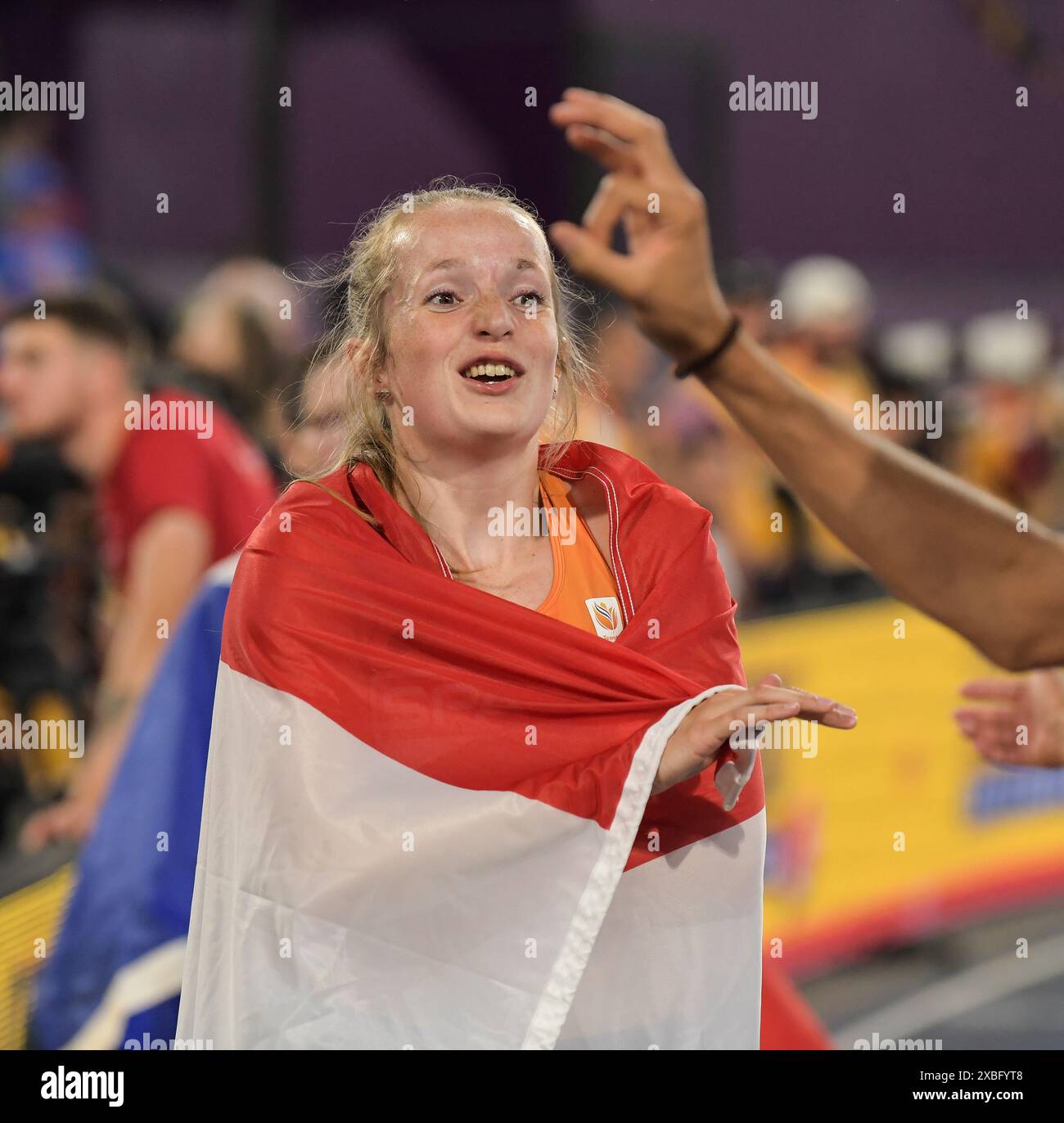 Rome, Italie. 11 juin 2024. Félicitations de Gianmarco Tamberi à Cathelijn Peeters, des pays-Bas, après sa médaille de bronze lors de la finale féminine du 400 m haies aux Championnats d'Europe d'athlétisme, Stadio Olimpico, Rome, Italie - 11 juin 2024. Photo de Gary Mitchell/Alamy Live News Banque D'Images