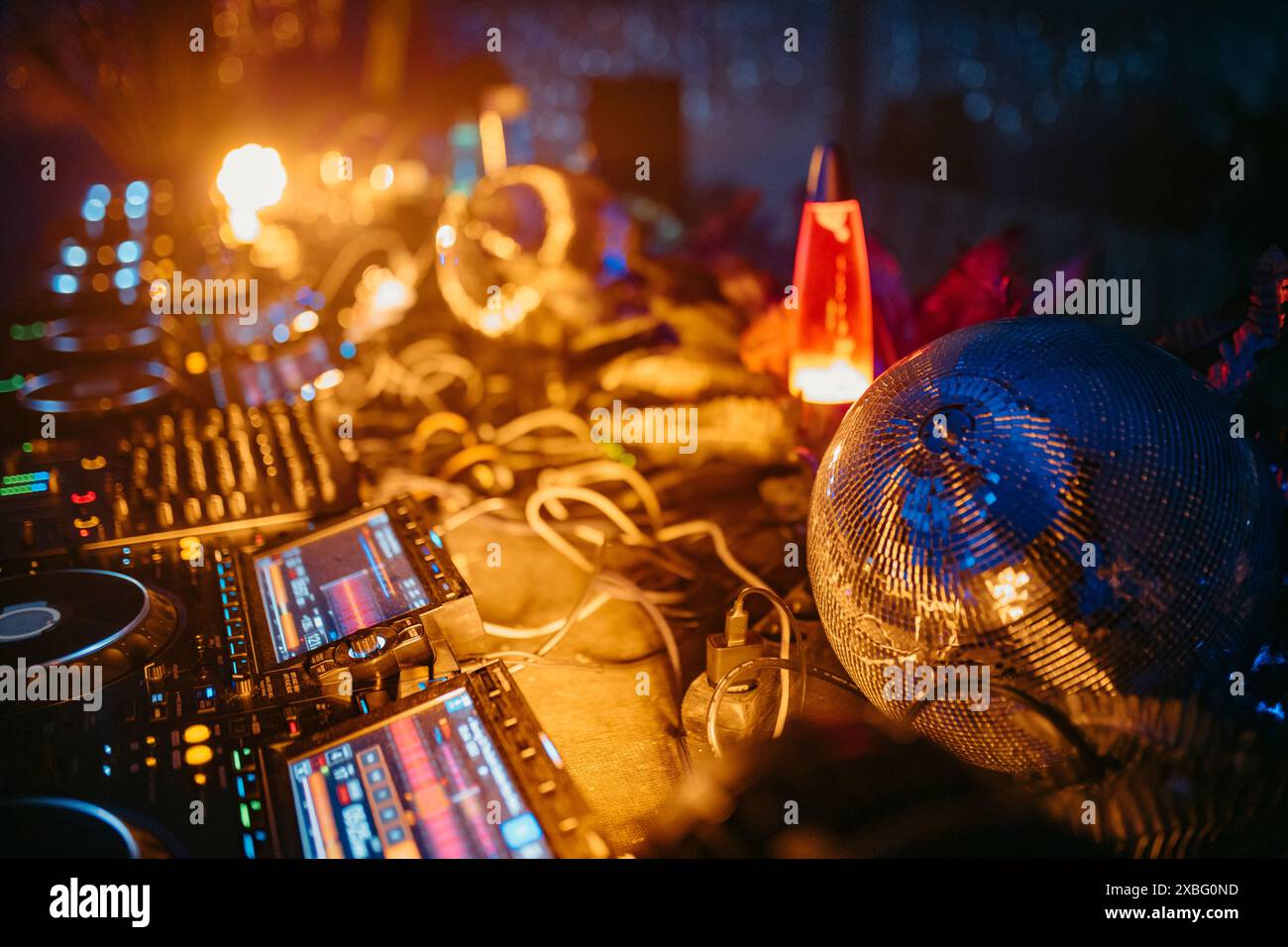 Vue d'une boule disco dans une cabine dj Banque D'Images