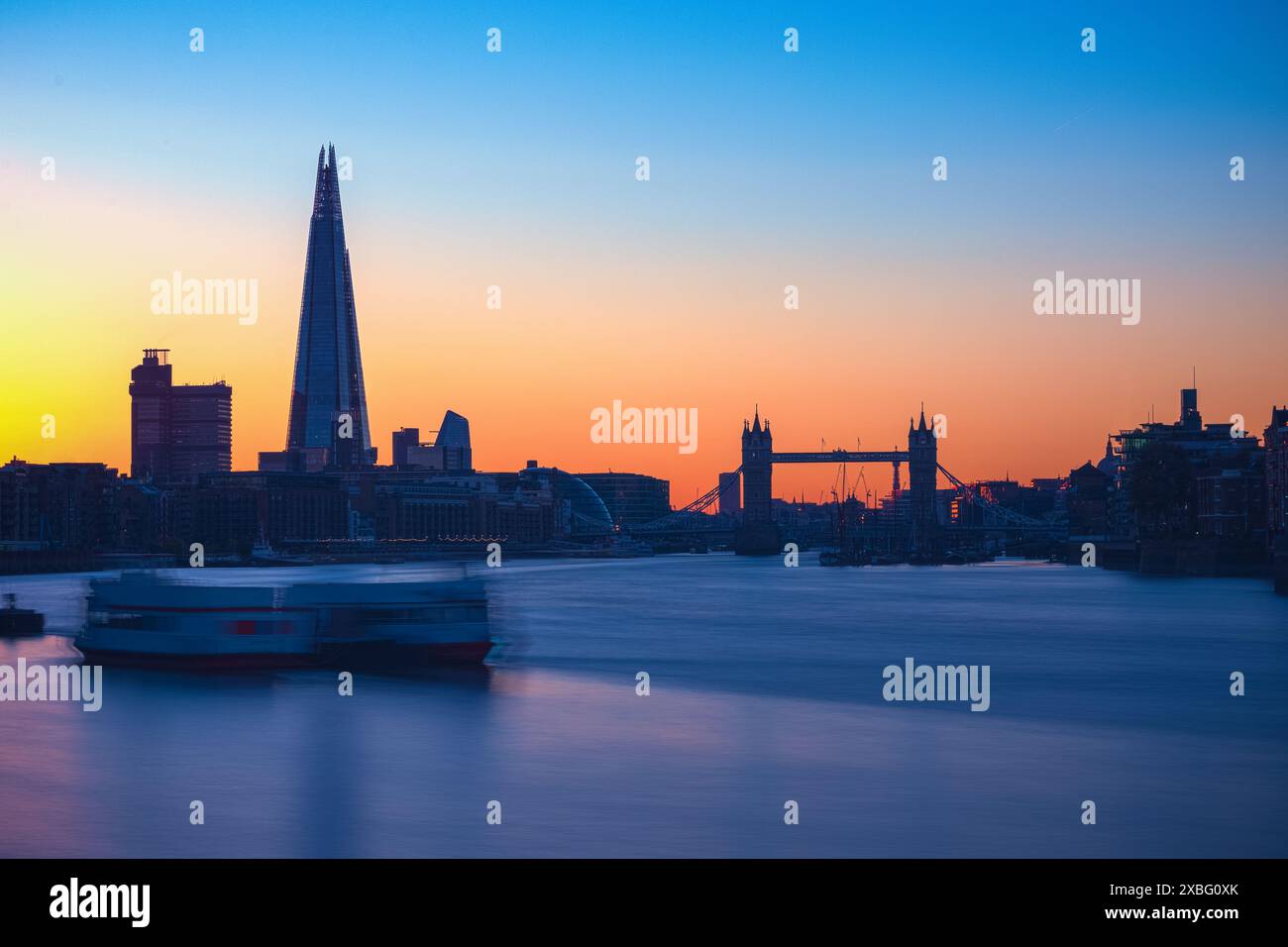 Exposition longue, gratte-ciel londonien avec le pont Shard and Tower Banque D'Images