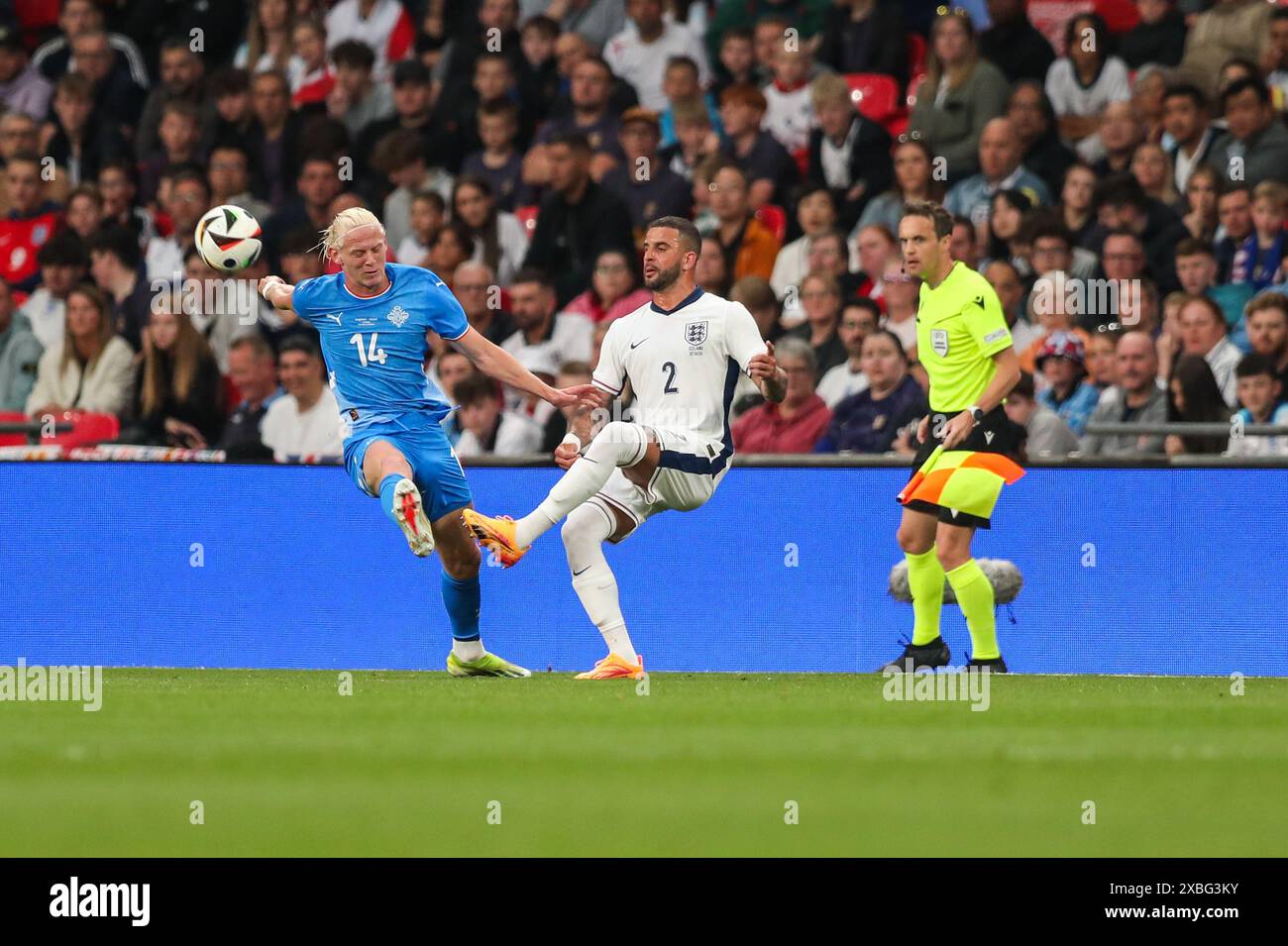 Kyle Walker de l'Angleterre s'attaquant à Kolbeinn Finnsson de l'Islande- Angleterre v Islande, International Friendly, stade de Wembley, Londres, Royaume-Uni - 7 juin 2024 usage éditorial uniquement Banque D'Images
