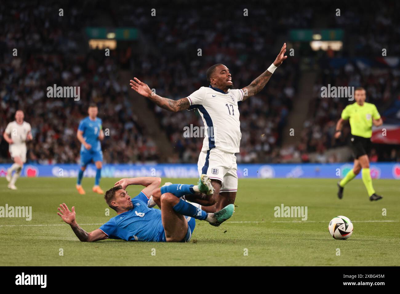 Ivan Toney d'Angleterre attaqué dans la zone de pénalité par Daniel Leo Gretarsson d'Islande - Angleterre v Islande, International Friendly, stade de Wembley, Londres, Royaume-Uni - 7 juin 2024 usage éditorial seulement Banque D'Images