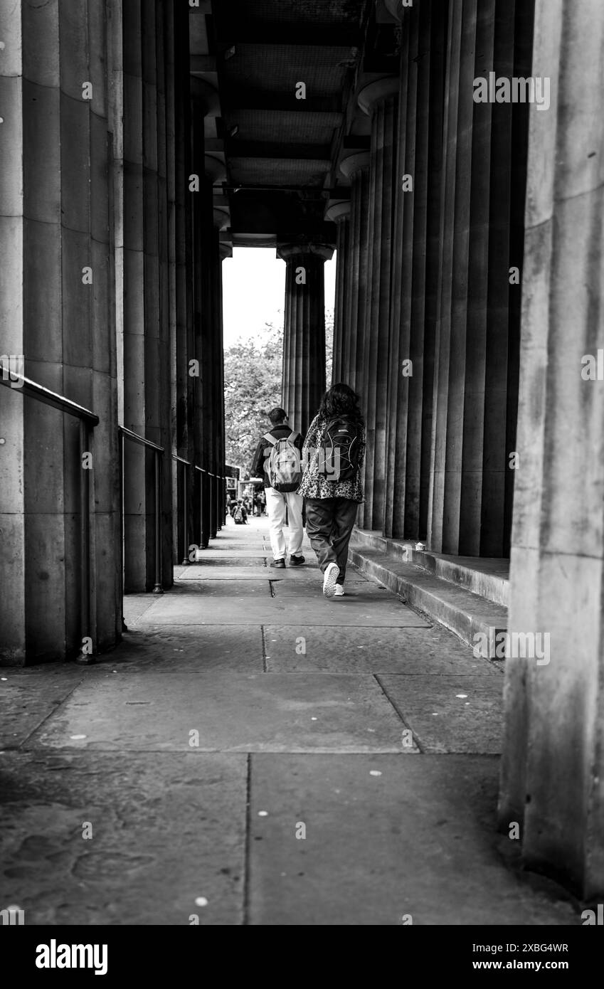 Touristes devant la Royal Scottish Academy à Princes Street, Édimbourg, Écosse Banque D'Images