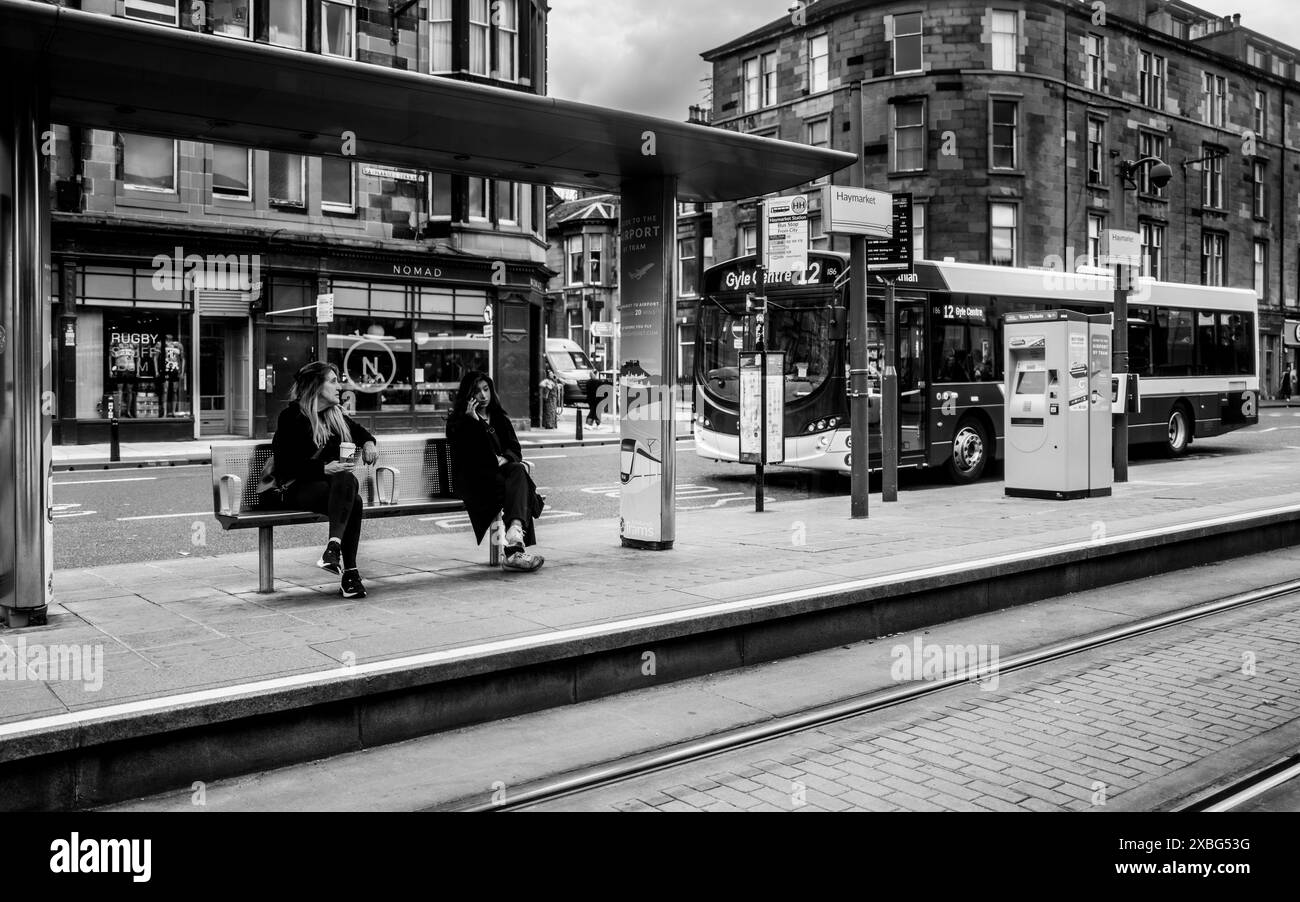 Deux femmes attendent un tram à Édimbourg, en Écosse Banque D'Images
