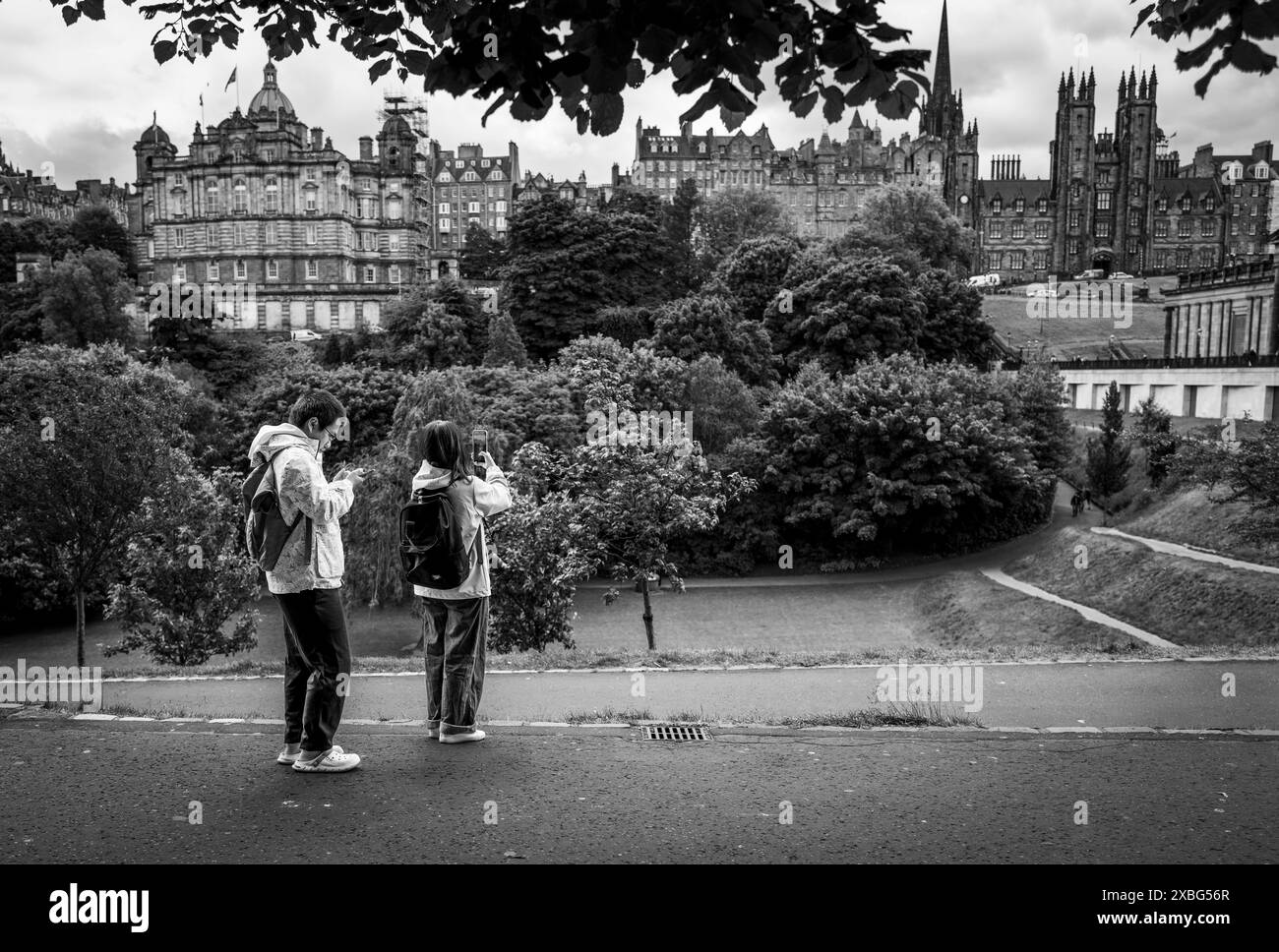 Touristes photographiant les gratte-ciel d'Édimbourg depuis les jardins de Princes Street à Édimbourg, en Écosse Banque D'Images