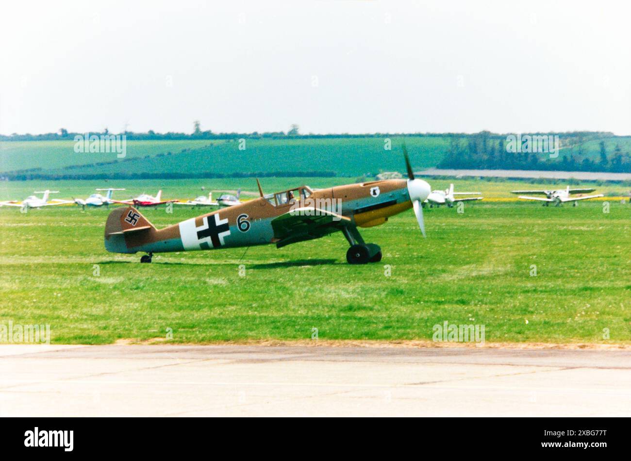 Messerschmitt Bf-109G-2/trop Luftwaffe avion de chasse de la seconde Guerre mondiale G-USTV - Noir 6 - rouler au volant au salon aérien de Duxford en 1996. Construit en septembre 1942 et servi avec JG77 en Italie et en Afrique du Nord sous le nom de "Black 6". Découvert abandonné par l'avancée des Alliés au début de novembre 1942 et apporté au Royaume-Uni. Exploité par 1426 Enemy Aircraft Flight basé à la RAF Collyweston pour des essais de combat contre des types alliés. Après une longue période de stockage et de restauration prolongée a été rendu navigable à nouveau en mars 1991. Il a volé peu fréquemment jusqu'à ce qu'il soit endommagé lors de l'atterrissage en crash à Field près de la M11 à Duxford en octobre 1997 Banque D'Images