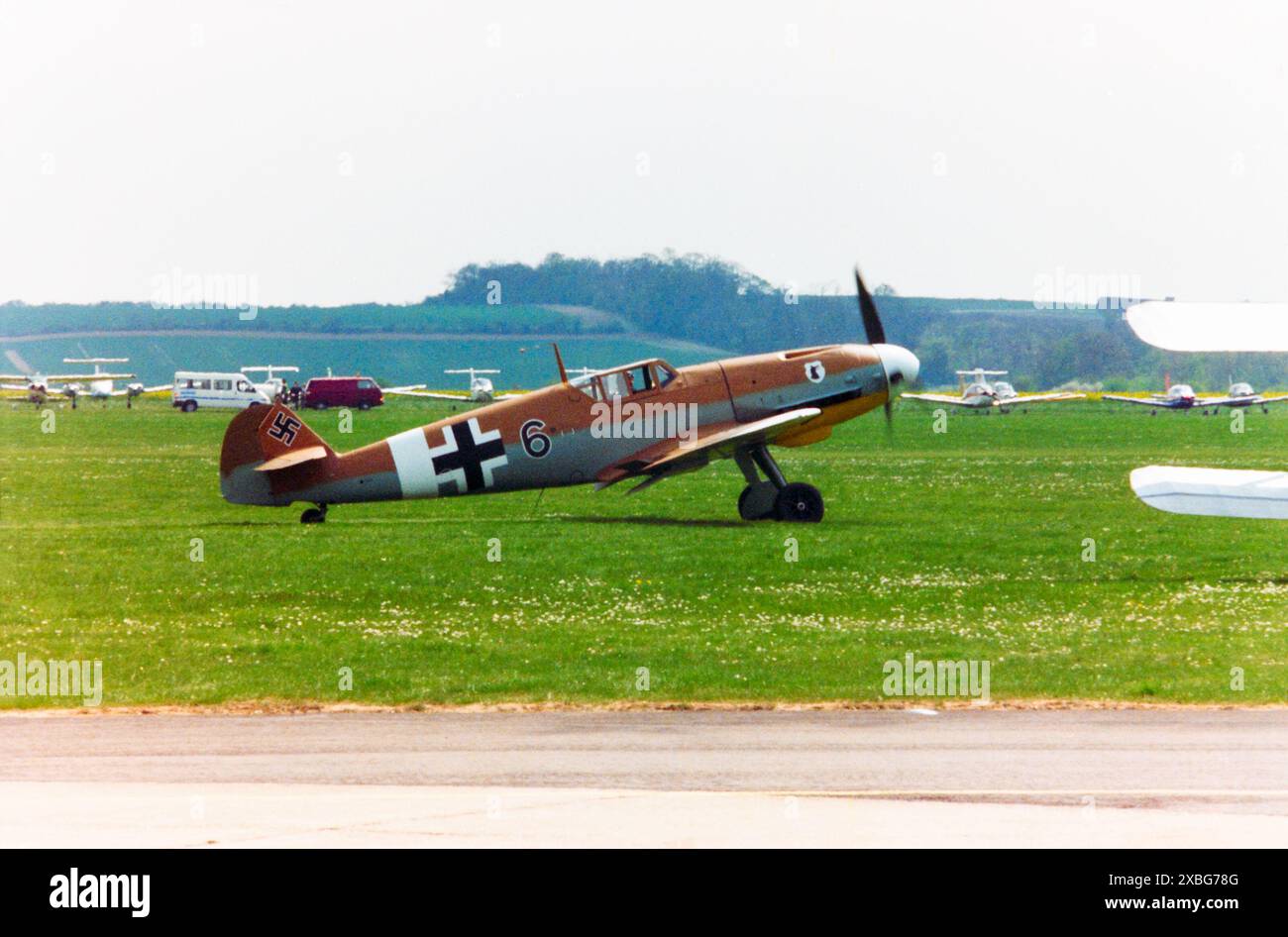 Messerschmitt Bf-109G-2/trop Luftwaffe avion de chasse de la seconde Guerre mondiale G-USTV - Noir 6 - rouler au volant au salon aérien de Duxford en 1996. Construit en septembre 1942 et servi avec JG77 en Italie et en Afrique du Nord sous le nom de "Black 6". Découvert abandonné par l'avancée des Alliés au début de novembre 1942 et apporté au Royaume-Uni. Exploité par 1426 Enemy Aircraft Flight basé à la RAF Collyweston pour des essais de combat contre des types alliés. Après une longue période de stockage et de restauration prolongée a été rendu navigable à nouveau en mars 1991. Il a volé peu fréquemment jusqu'à ce qu'il soit endommagé lors de l'atterrissage en crash à Field près de la M11 à Duxford en octobre 1997 Banque D'Images