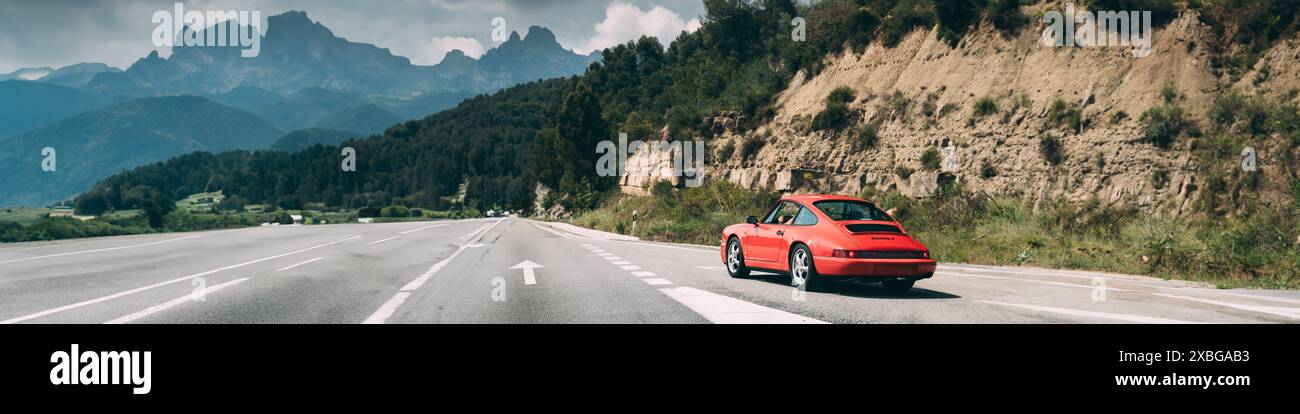 Couleur rouge Porsche 911 Carrera 2 coupé en mouvement sur l'autoroute espagnole autoroute Freeway Road. Banque D'Images