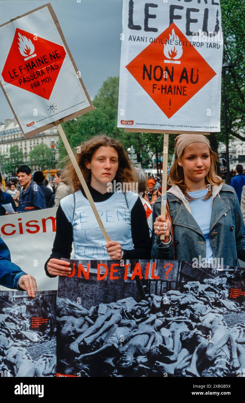 Paris, France, Groupe jeunes, Marche avec une bannière de protestation, photos de victimes du camp de concentration nazi, avec slogan anti-extrême droite 'a Detail' (of history), (MRAP, mouvement contre le racisme et pour l'amitié entre les peuples), Organisation N.G.O. 2002 Banque D'Images