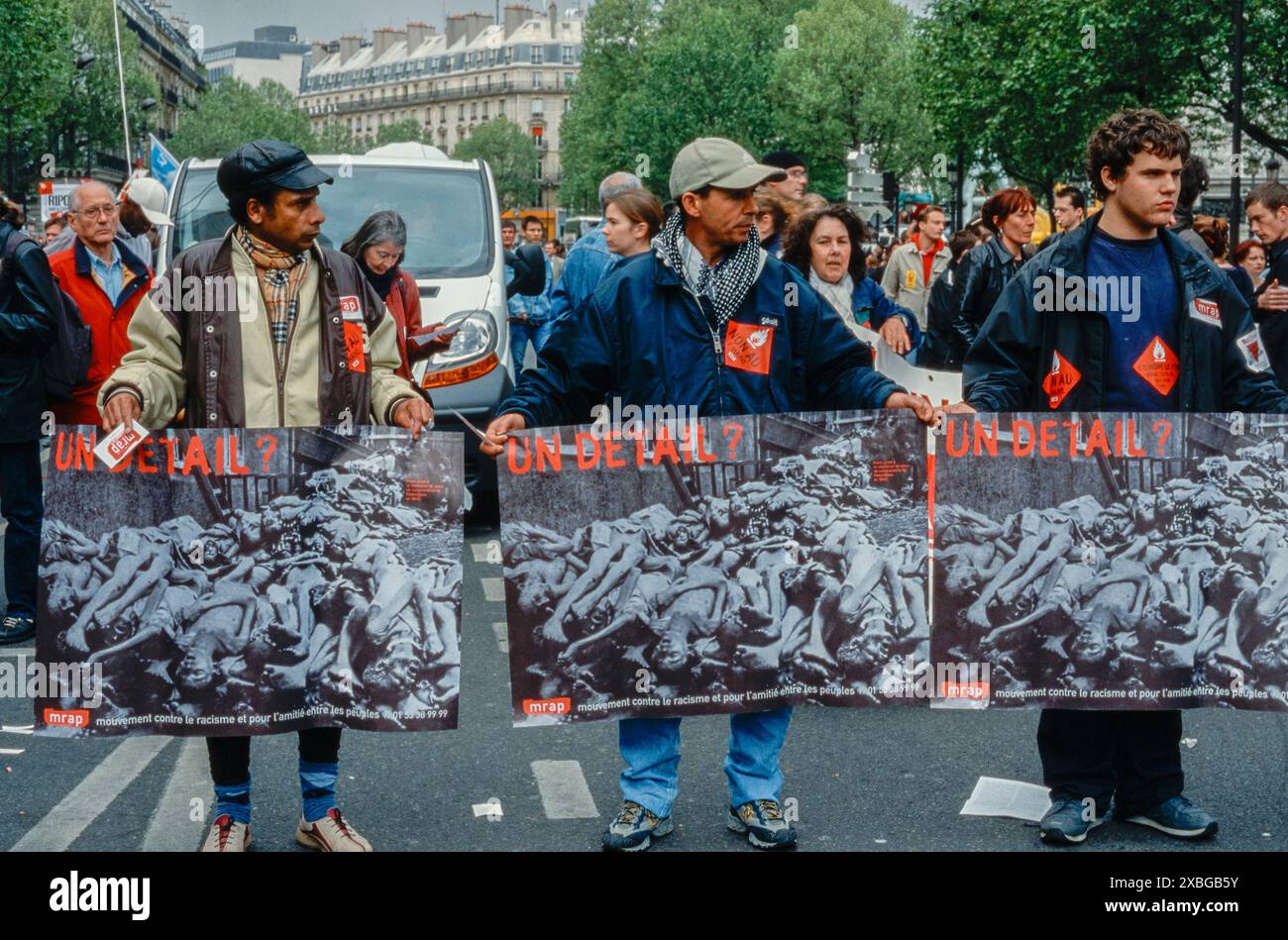 Paris, France, Groupe jeunes, Marche avec une bannière de protestation, photos des victimes du camp de concentration nazi, avec le slogan anti-extrême droite 'a Detail' (de l'histoire), (MRAP, mouvement contre le racisme et pour l'amitié entre les peuples), N.G.O. Organisation Banque D'Images