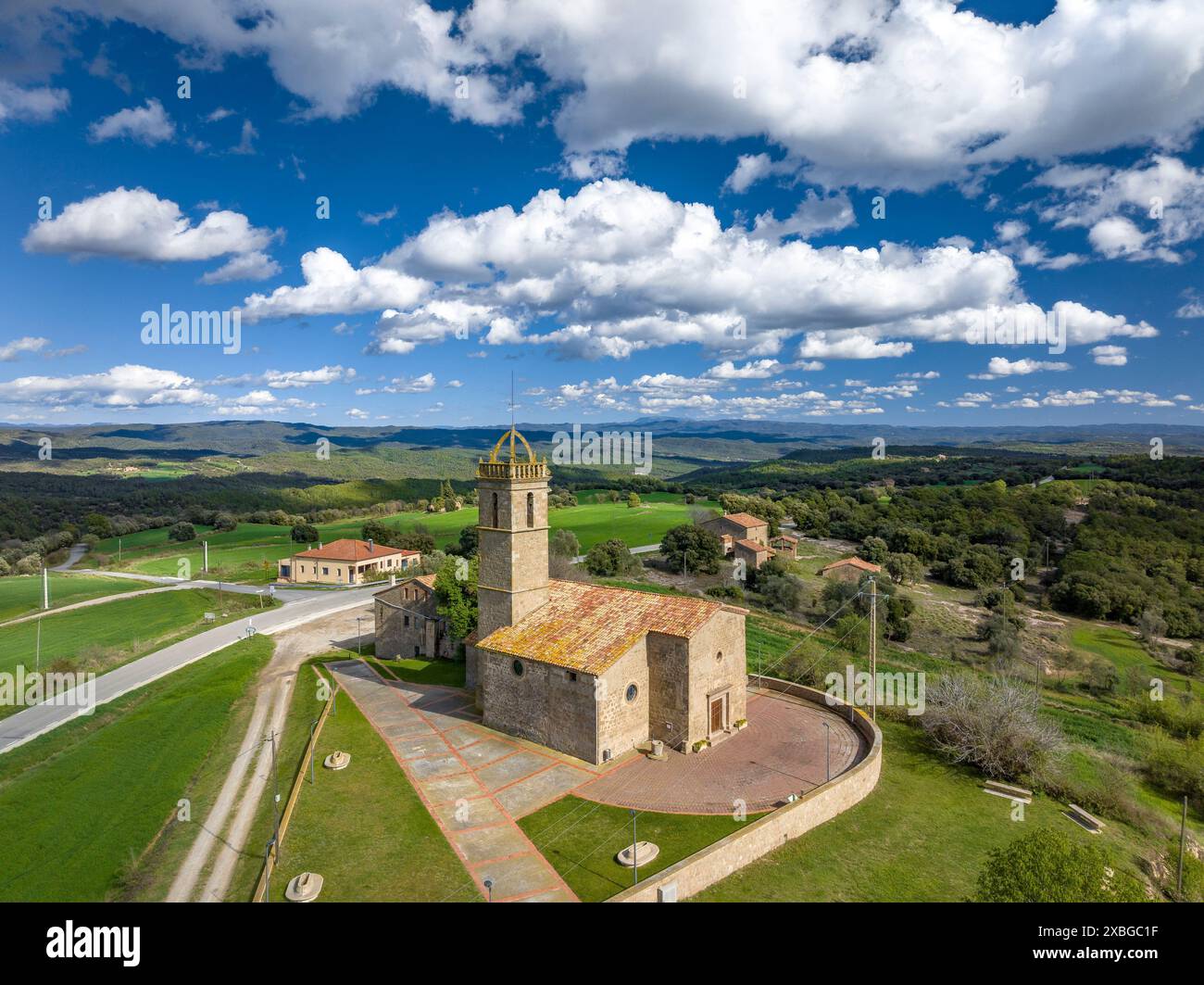 Vue aérienne de l'église Sant Miquel, à Viver, entourée de champs verdoyants un après-midi de printemps (Berguedà, Barcelone, Catalogne, Espagne) Banque D'Images