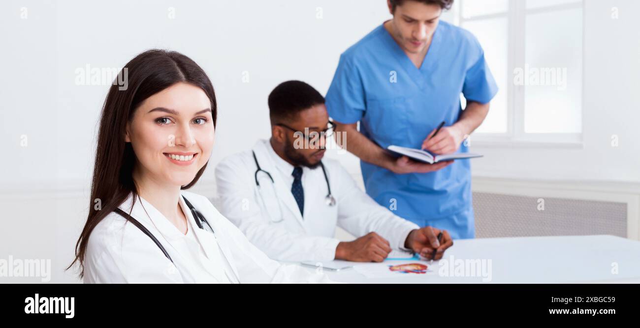 Équipe de médecins ayant séance in medical office Banque D'Images